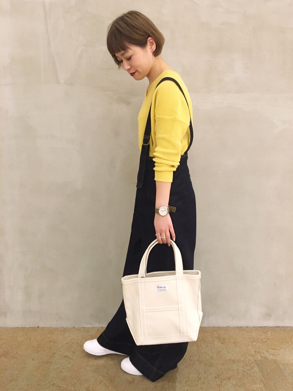 「はるコーデ、大人カジュアル、休日コーデ、イエロー、サロペット、denim、プチプラ、CIAOPANIC TYPY、チャオパニックティピー(CIAOPANIC TYPY)、白スニーカー」｜「CIAOPANIC TYPYのウォッシャブル抜き襟ニット（ニット/セーター、イエロー系）」を使った、mi.さん（レディース・158cm）の春コーディネートの1枚目の写真