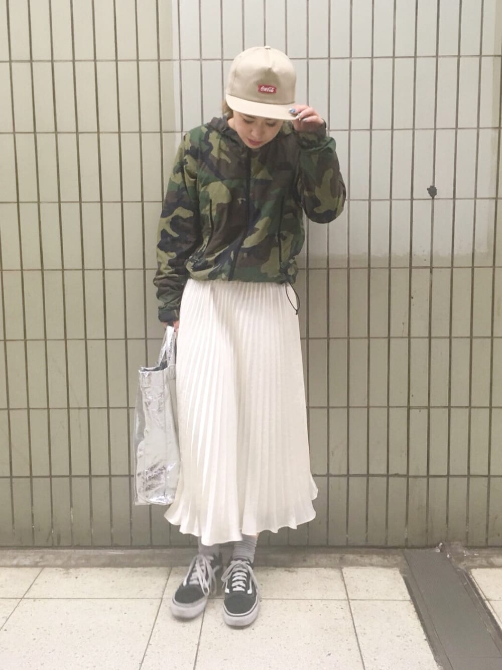 「春コーデ、カモフラ、迷彩、スカート、キャップ、メンズライク、シルバー、THE NORTH FACE、CIAOPANIC TYPY、VANS」｜「CIAOPANIC TYPYの消しプリーツスカート（スカート、ホワイト系）」を使った、mi.さん（レディース・158cm）の春コーディネートの1枚目の写真