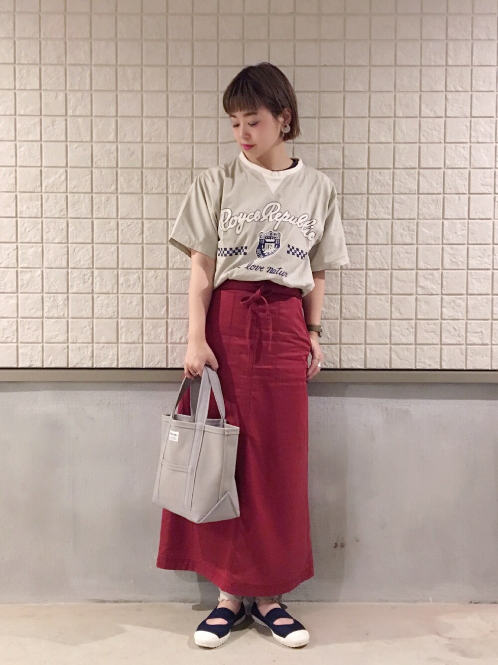 「休日スタイル、古着、古着MIX、used、orcival、オーシバル、スカート、カレッジTEE、used mix、レッド」｜「usedのアイテム（Tシャツ/カットソー、ベージュ系）」を使った、mi.さん（レディース・158cm）の春コーディネートの1枚目の写真