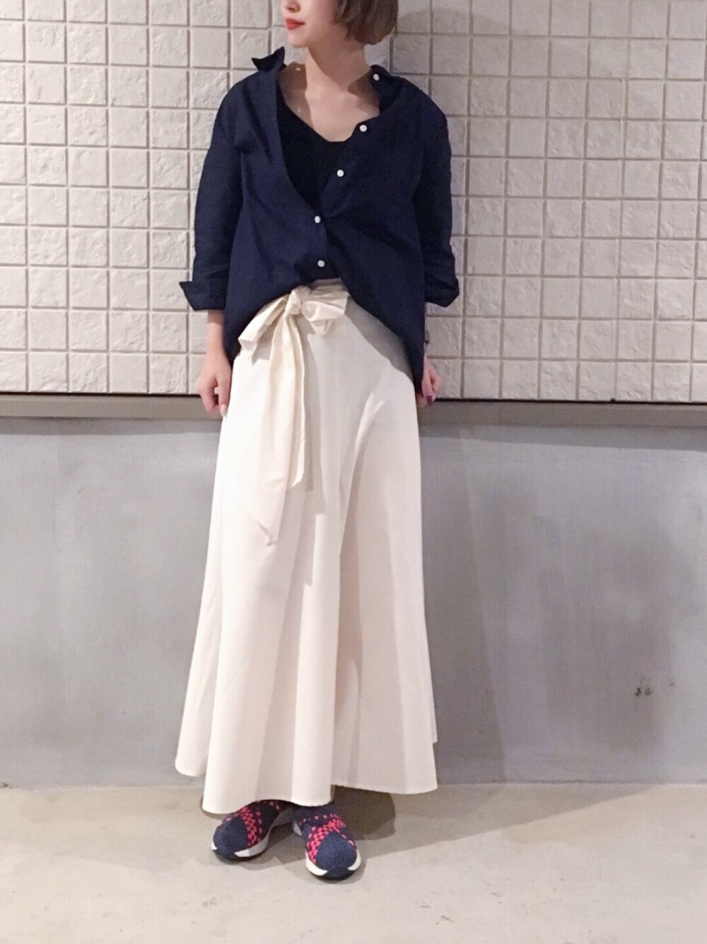 「シンプル、スニーカー、きれいめカジュアル、シャツ、シャツスタイル、プチプラコーデ、CIAOPANIC TYPY、チャオパニックティピー(CIAOPANIC TYPY)、ネイビー×ホワイト、オトナカジュアル」｜「CIAOPANIC TYPYのコットンリネンBIGシャツ（シャツ/ブラウス、ブルー系）」を使った、mi.さん（レディース・158cm）の春コーディネートの1枚目の写真