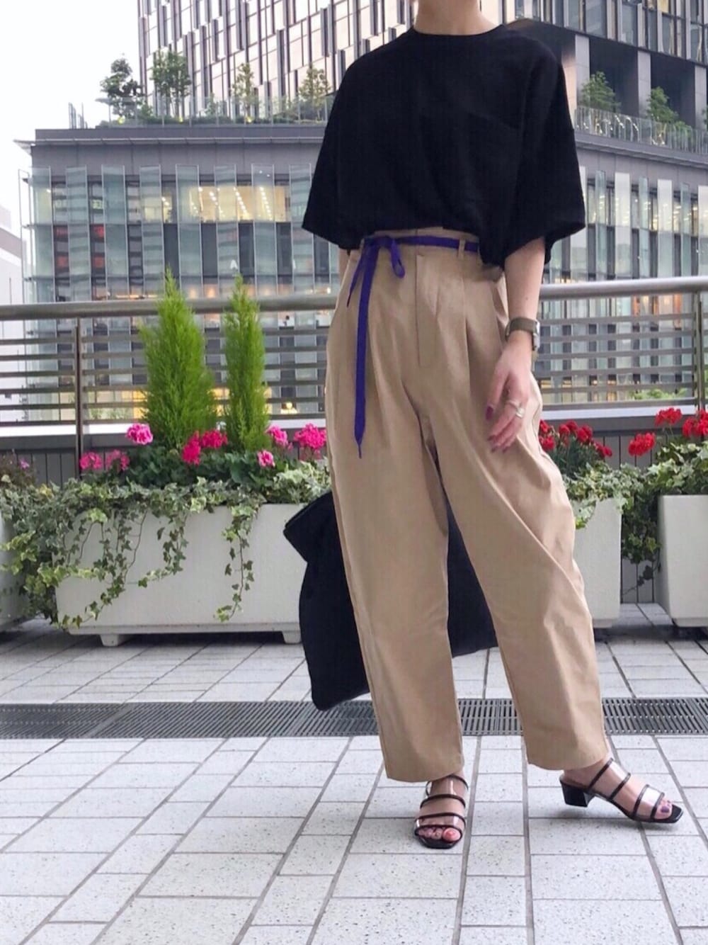 「シンプルコーデ、オトナカジュアル、プチプラ、夏コーデ、サンダル、クリアサンダル、ハイウエスト、ベージュ、Tシャツ、CIAOPANIC TYPY」｜「CIAOPANIC TYPYのスクエアトウPVCクリアサンダル（サンダル、ブラック系）」を使った、mi.さん（レディース・158cm）の春コーディネートの1枚目の写真