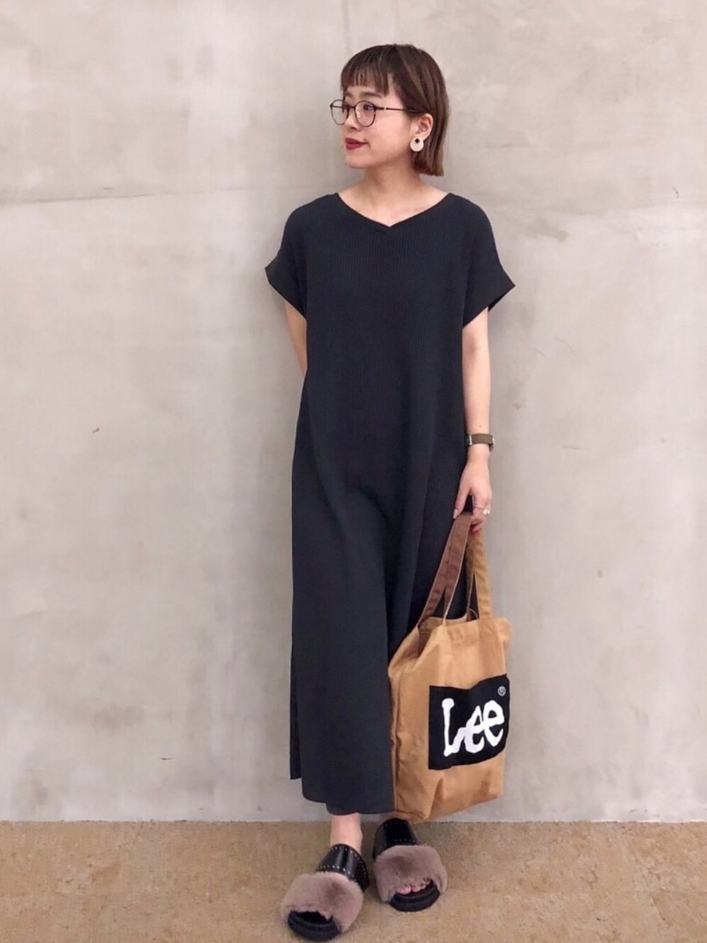 ベージュ系のサンダル、イエロー系のトートバッグ、グレー系のワンピースを着用したレディースの夏コーディネートの1枚目の写真