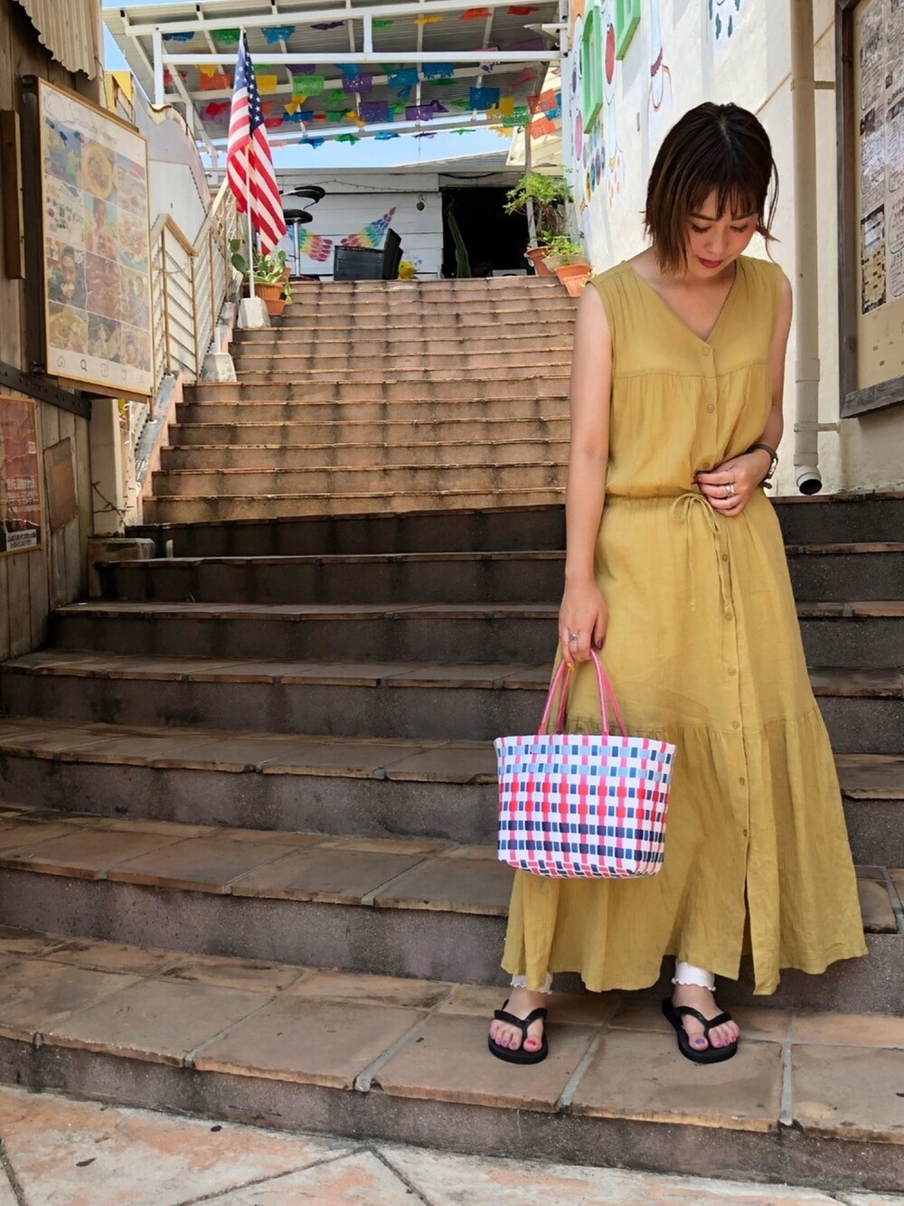 「夏セールで買いました、大人カジュアル、ラクチンコーデ、ワンピース、CIAOPANIC TYPY、レギンス、ビーチサンダル、リゾートスタイル、イエロー、夏」｜「CIAOPANIC TYPYのボイルティアードワンピース（ワンピース、イエロー系）」を使った、mi.さん（レディース・158cm）の夏コーディネートの1枚目の写真