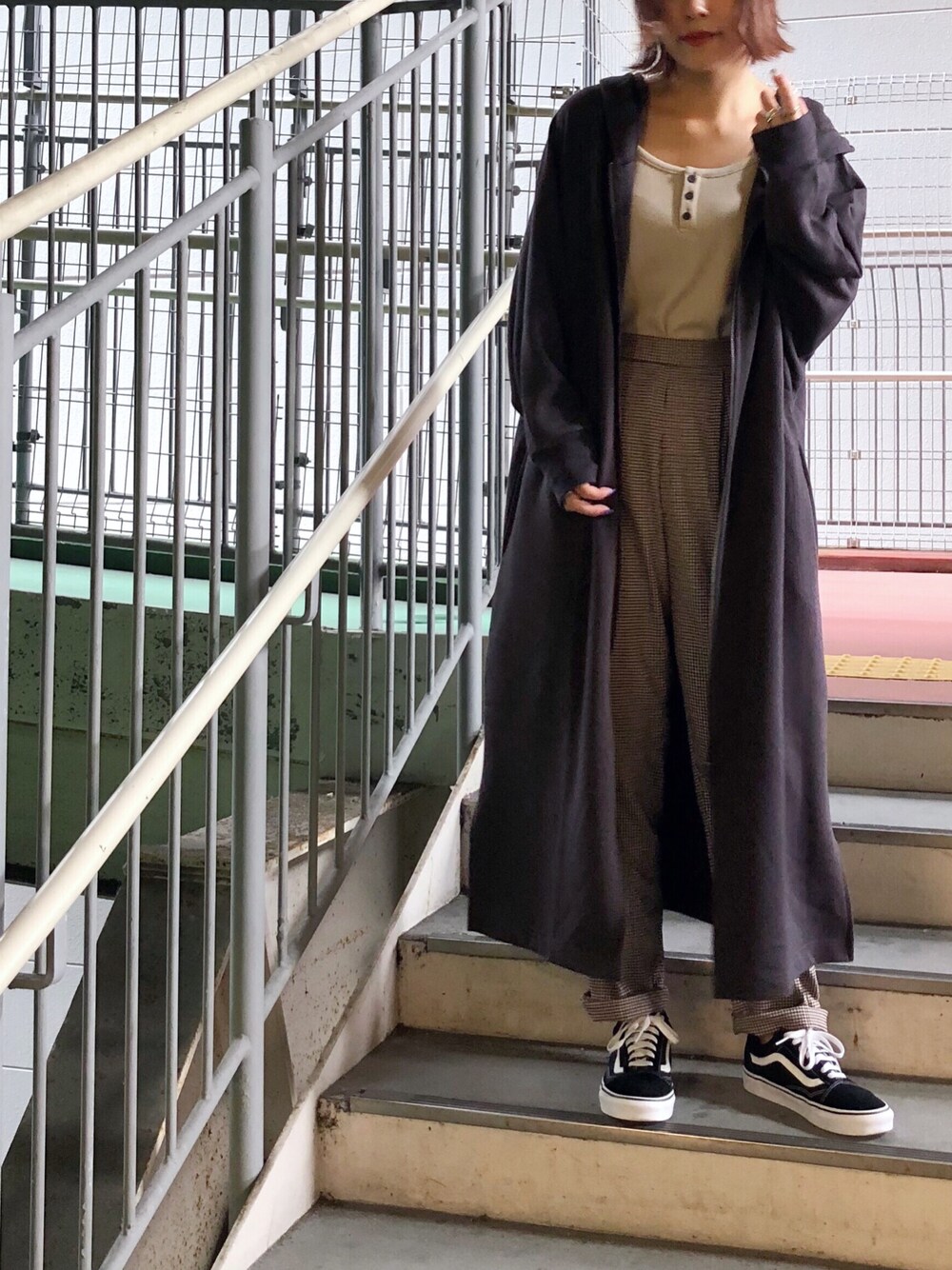 「秋冬コーデ、オトナカジュアル、チェックパンツ、パーカーワンピース、サーマル、CIAOPANIC TYPY、秋コーデ、カジュアル、VANS、シンプル」｜「CIAOPANIC TYPYの裏毛ボリュームパーカーワンピース（パーカー、グレー系）」を使った、mi.さん（レディース・158cm）の秋コーディネートの1枚目の写真