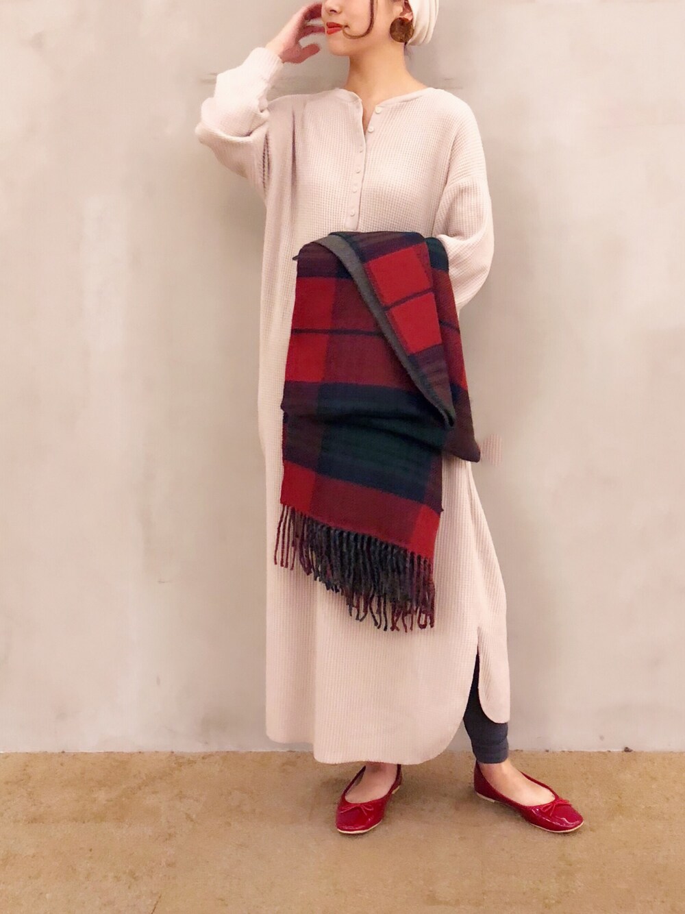 「楽チンコーデ、オトナカジュアル、秋服、ベージュ、サーマル、プチプラ、CIAOPANIC TYPY、チャオパニックティピー(CIAOPANIC TYPY)、バレエシューズ、ワンピース」｜「CIAOPANIC TYPYの【2WAY】あったかサーマルヘンリーワンピース（ワンピース、ベージュ系）」を使った、mi.さん（レディース・158cm）の秋コーディネートの1枚目の写真