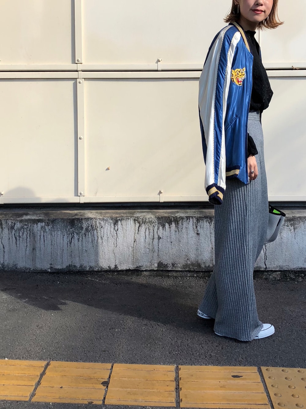 「秋のコーデ、大人カジュアル、スカジャン、テーラー東洋、メンズライク、リブパンツ、スニーカー、GU、コンバース、BEAMS」｜「BEAMSの BEAMS / ベトナムスカジャン（ブルゾン、ブルー系）」を使った、mi.さん（レディース・158cm）の秋コーディネートの1枚目の写真