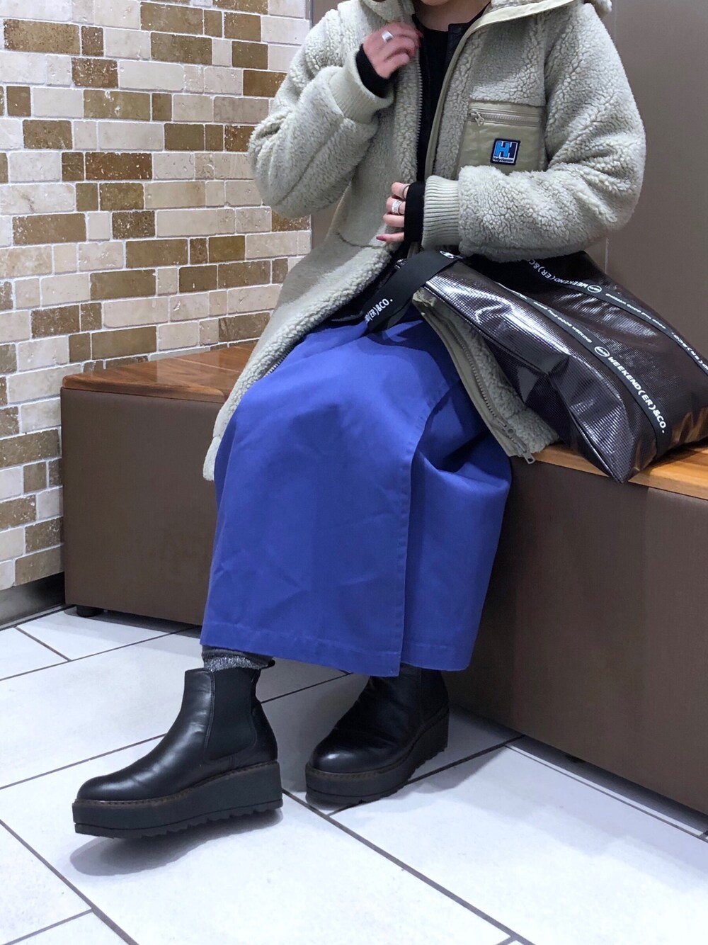 「冬、大人カジュアル、サイドゴアブーツ、ボア、ボアコート、カジュアル、休日スタイル、ラップスカート、冬コーデ、HELLY HANSEN」｜「FREAK'S STOREのアイテム（スカート、パープル系）」を使った、mi.さん（レディース・158cm）の冬コーディネートの1枚目の写真