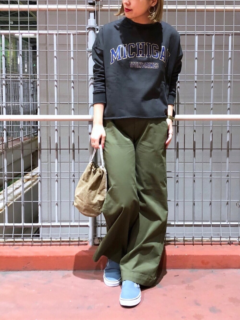 「シンプル、オトナカジュアル、メンズライク、カーキ、ワイドパンツ、巾着バッグ、CIAOPANIC TYPY、チャオパニックティピー(CIAOPANIC TYPY)、春コーデ、ミリタリー」｜「CIAOPANIC TYPYのDETROITプリントTEE（Tシャツ/カットソー、グレー系）」を使った、mi.さん（レディース・158cm）の冬コーディネートの1枚目の写真