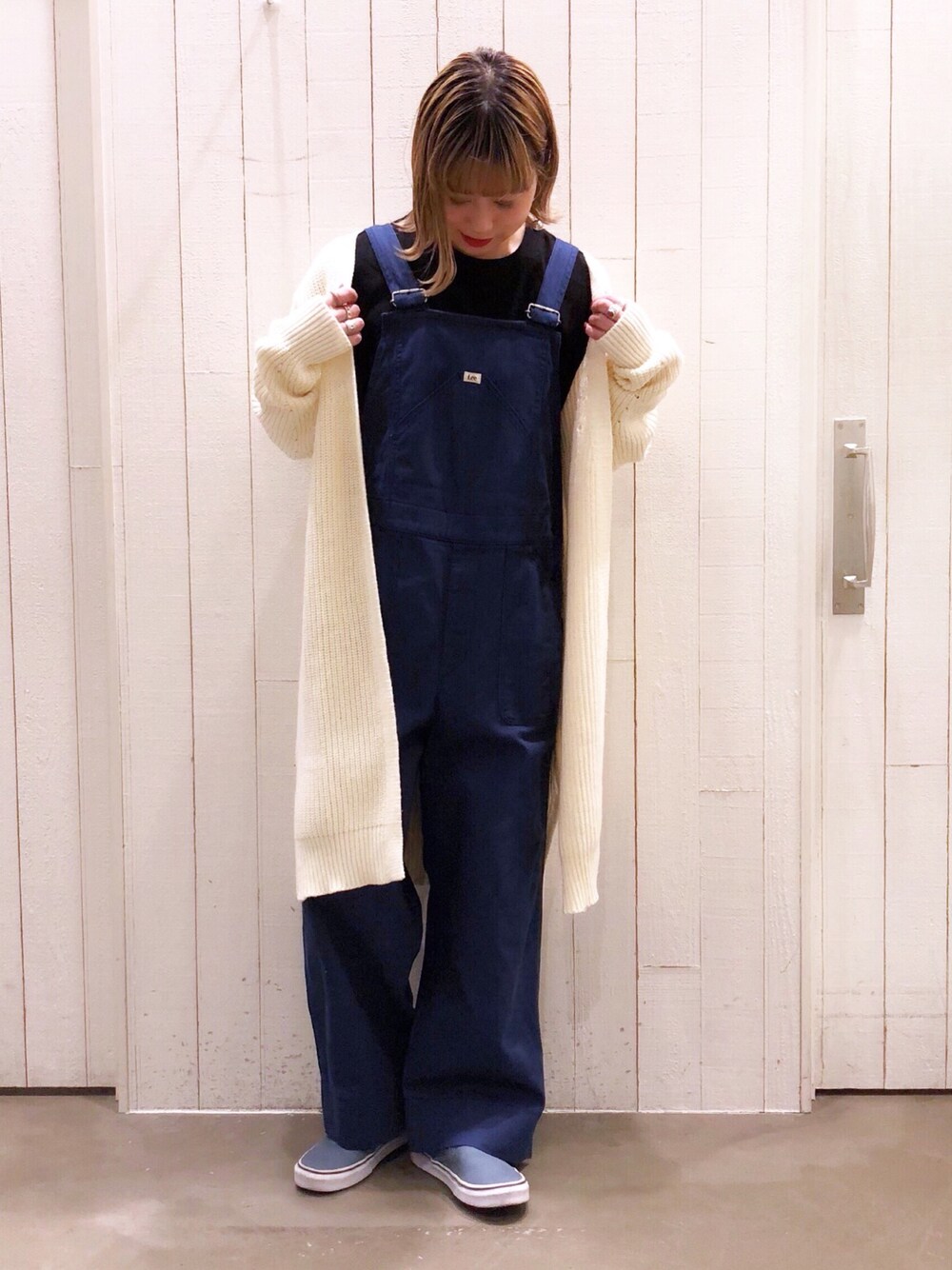 「カジュアルコーデ、オトナカジュアル、サロペット、春、ロングカーディガン、CIAOPANIC TYPY、LEE、VANS、お気に入りの服でデートに行こう、はるコーデ」｜「Leeの【Lee×CIAOPANIC TYPY】フレンチリーサロペット（サロペット/オーバーオール、ブルー系）」を使った、mi.さん（レディース・158cm）の冬コーディネートの1枚目の写真