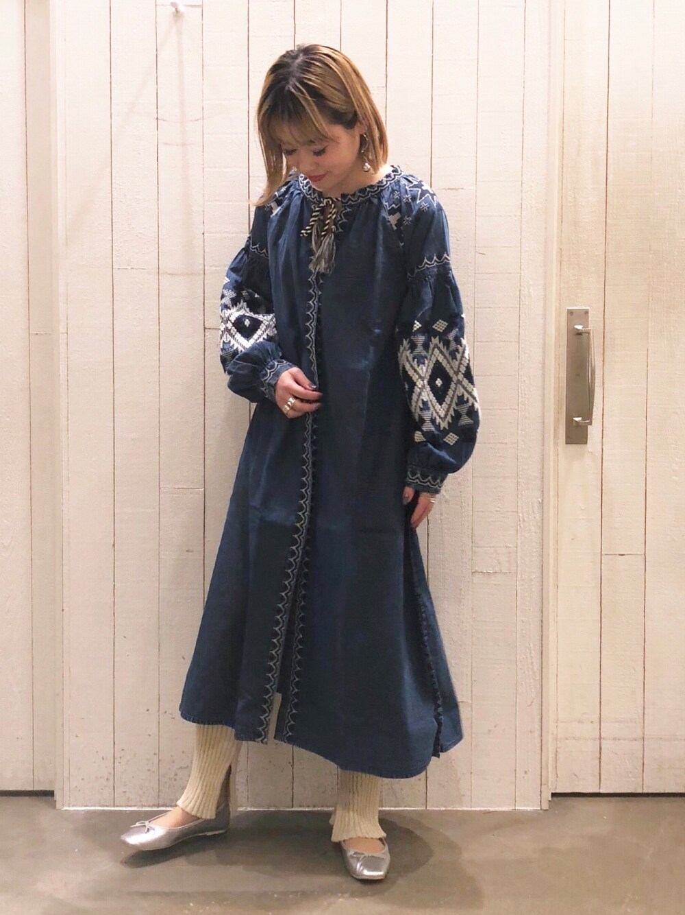 「大人カジュアル、休日スタイル、ゆるコーデ、刺繍、刺繍ワンピース、デニム、レギンス、CIAOPANIC TYPY、ワンピース、ガウン」｜「CIAOPANIC TYPYの【2WAY】袖刺繍デニムガウン（ワンピース、ブルー系）」を使った、mi.さん（レディース・158cm）の冬コーディネートの1枚目の写真