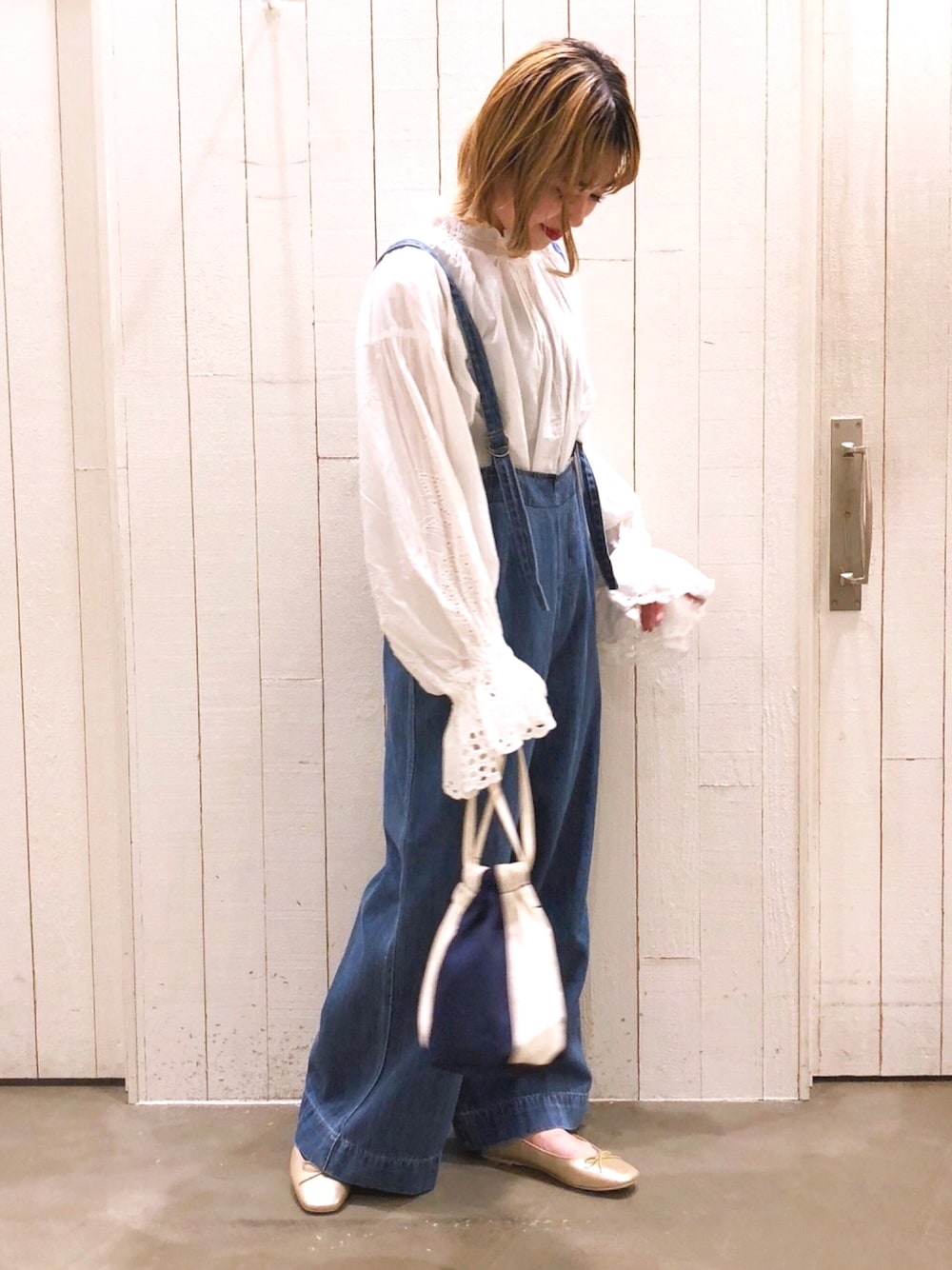 「春コーデ、大人カジュアル、ゆるコーデ、サロペット、デニム、CIAOPANIC TYPY、レイヤードstyle、フリル、ブラウス、巾着バッグ」｜「CIAOPANIC TYPYのレースハイネックボリュームブラウス（シャツ/ブラウス、ホワイト系）」を使った、mi.さん（レディース・158cm）の冬コーディネートの1枚目の写真