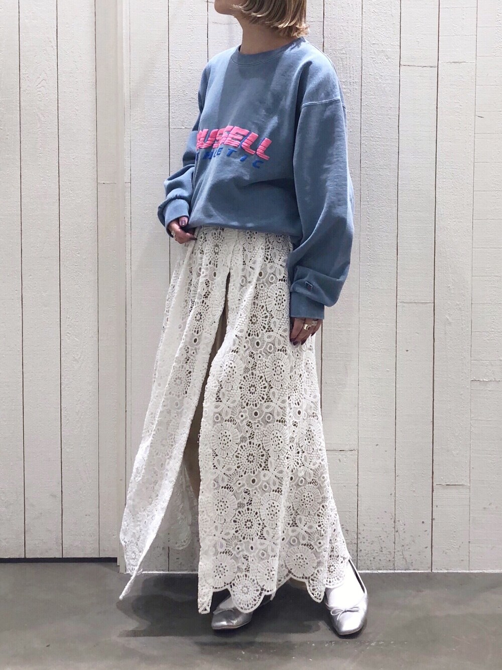 「レイヤードstyle、春色、レース、大人カジュアル、オトナガーリー、スウェット、スポーツミックス、CIAOPANIC TYPY、メンズライク、はるコーデ」｜「Russell Athleticの【Russell ATHLETIC/ ラッセルアスレティック】プリントスウェット（スウェット、ブルー系）」を使った、mi.さん（レディース・158cm）の冬コーディネートの1枚目の写真