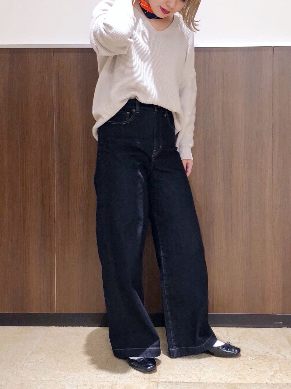 「春、シンプルコーデ、オトナカジュアル、ニット、デニム、スカーフ、プチプラ、CIAOPANIC TYPY、チャオパニックティピー(CIAOPANIC TYPY)、グレージュ」｜「CIAOPANIC TYPYのウォッシャブルOSOROVネックニット（ニット/セーター、ベージュ系）」を使った、mi.さん（レディース・158cm）の春コーディネートの1枚目の写真