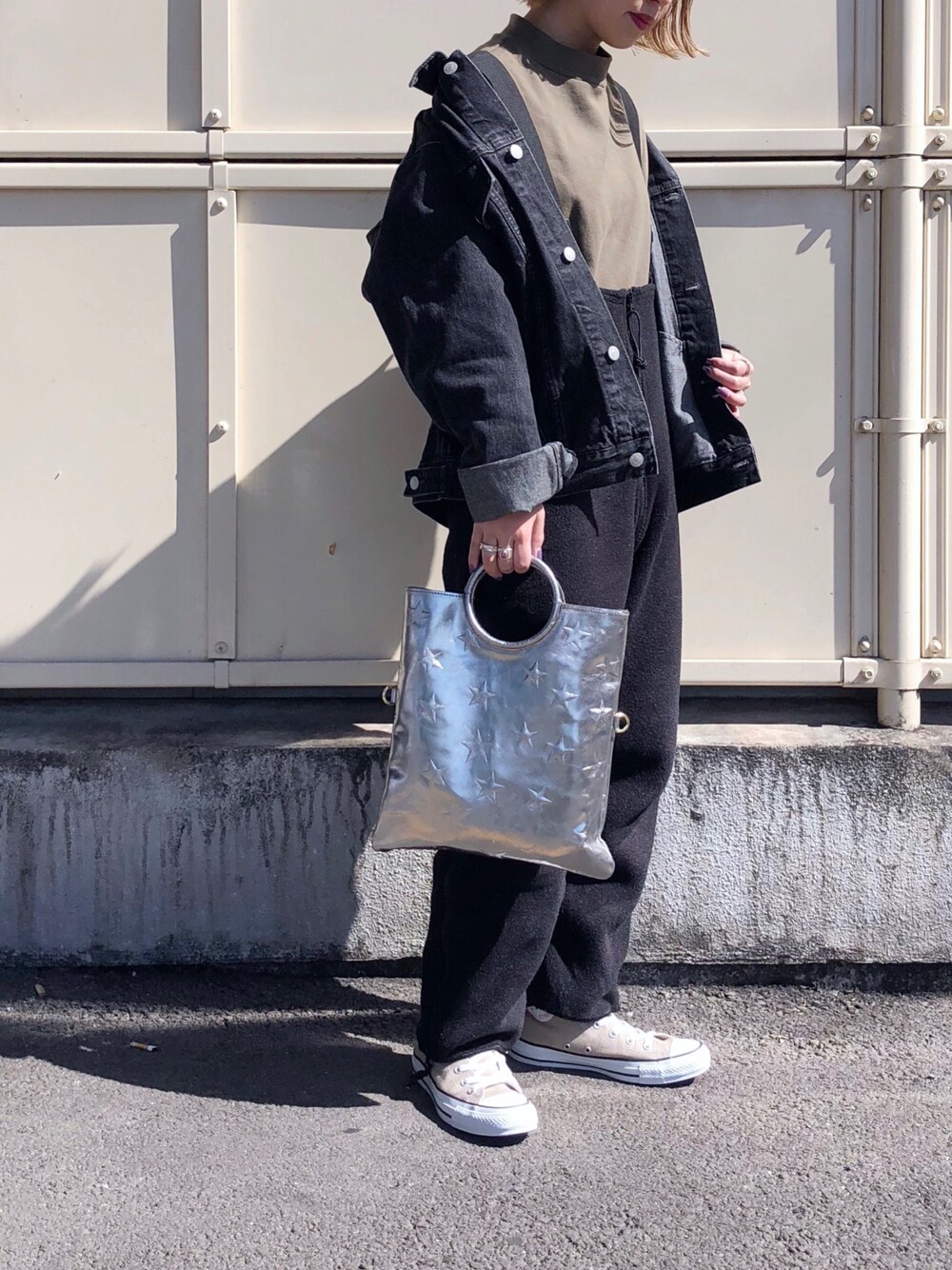 「シンプル、オトナカジュアル、黒、サロペット、カジュアル、デニム、デニムジャケット、ベージュコンバース、converse、今日のコーデ」｜「CIAOPANIC TYPYの13ozデニムGジャン（デニムジャケット、ブラック系）」を使った、mi.さん（レディース・158cm）の春コーディネートの1枚目の写真