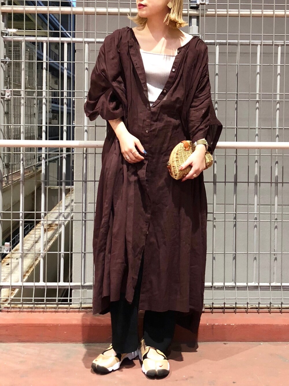 「カジュアルコーデ、オトナ女子、ゆるコーデ、大人カジュアル、CIAOPANIC TYPY、チャオパニックティピー(CIAOPANIC TYPY)、ビッグシルエット、ブラウン、エアリフト、ラクチンコーデ」｜「CIAOPANIC TYPYの【3WAY】indiaショルダーレースワンピース（ワンピース、ブラウン系）」を使った、mi.さん（レディース・158cm）の春コーディネートの1枚目の写真