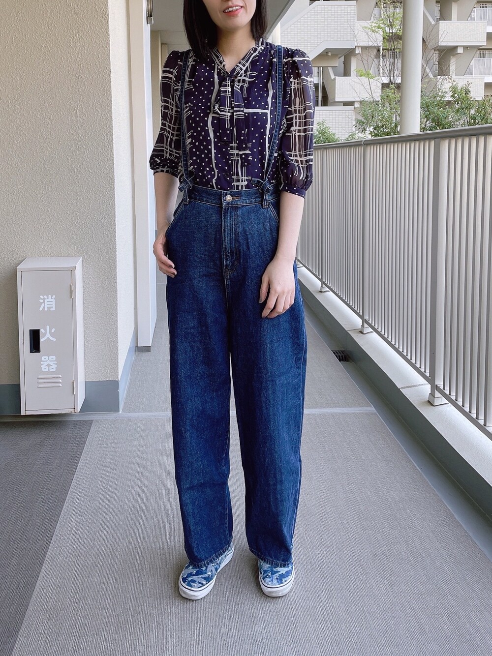 「SHIPSのアイテム（シャツ/ブラウス、ブルー系）」を使った、lilyさん（レディース・166cm）の春コーディネートの1枚目の写真