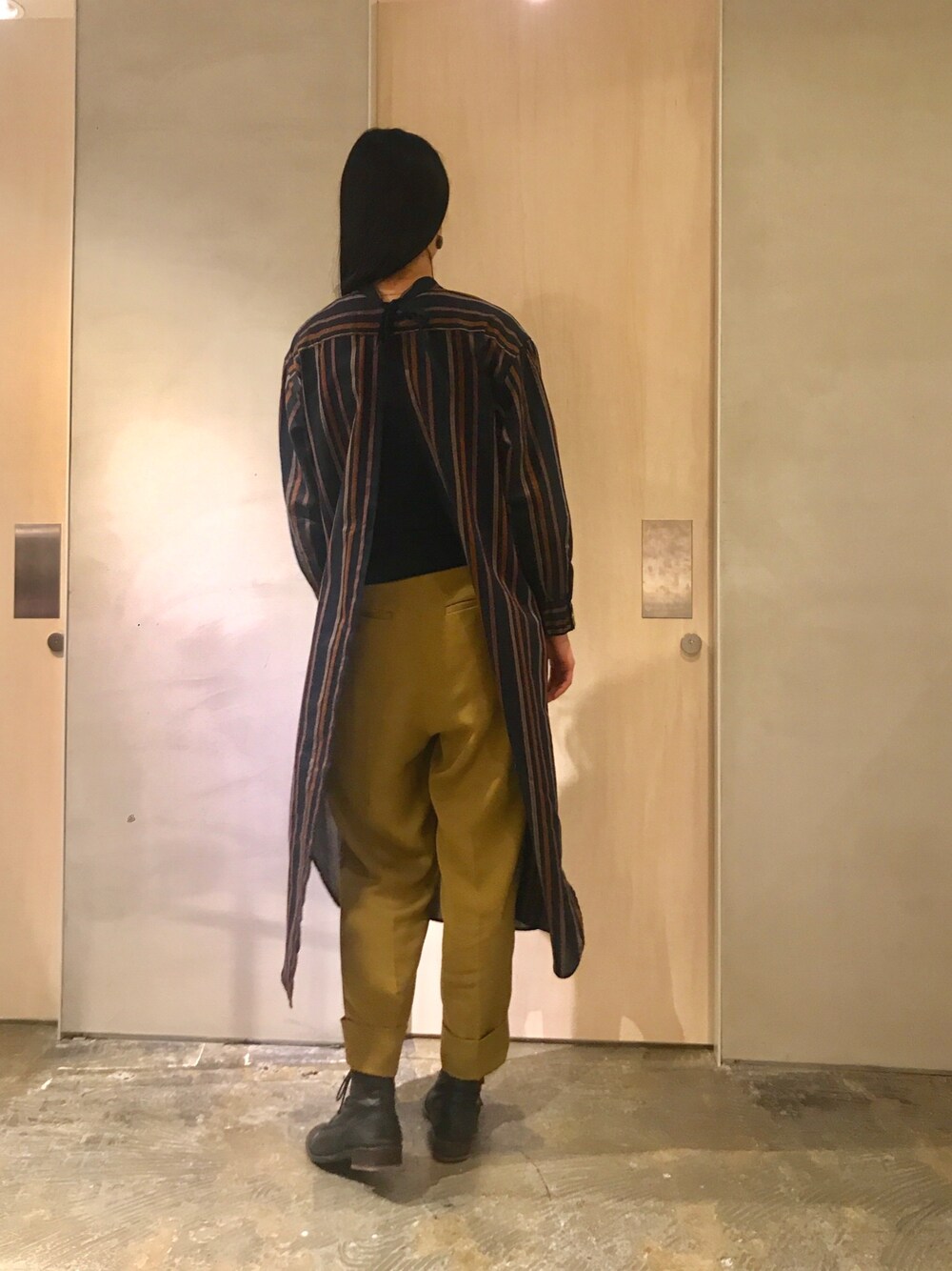 ブルー系のシャツワンピース、ブラック系のニット/セーター、イエロー系のその他パンツを着用したレディースの冬コーディネートの1枚目の写真