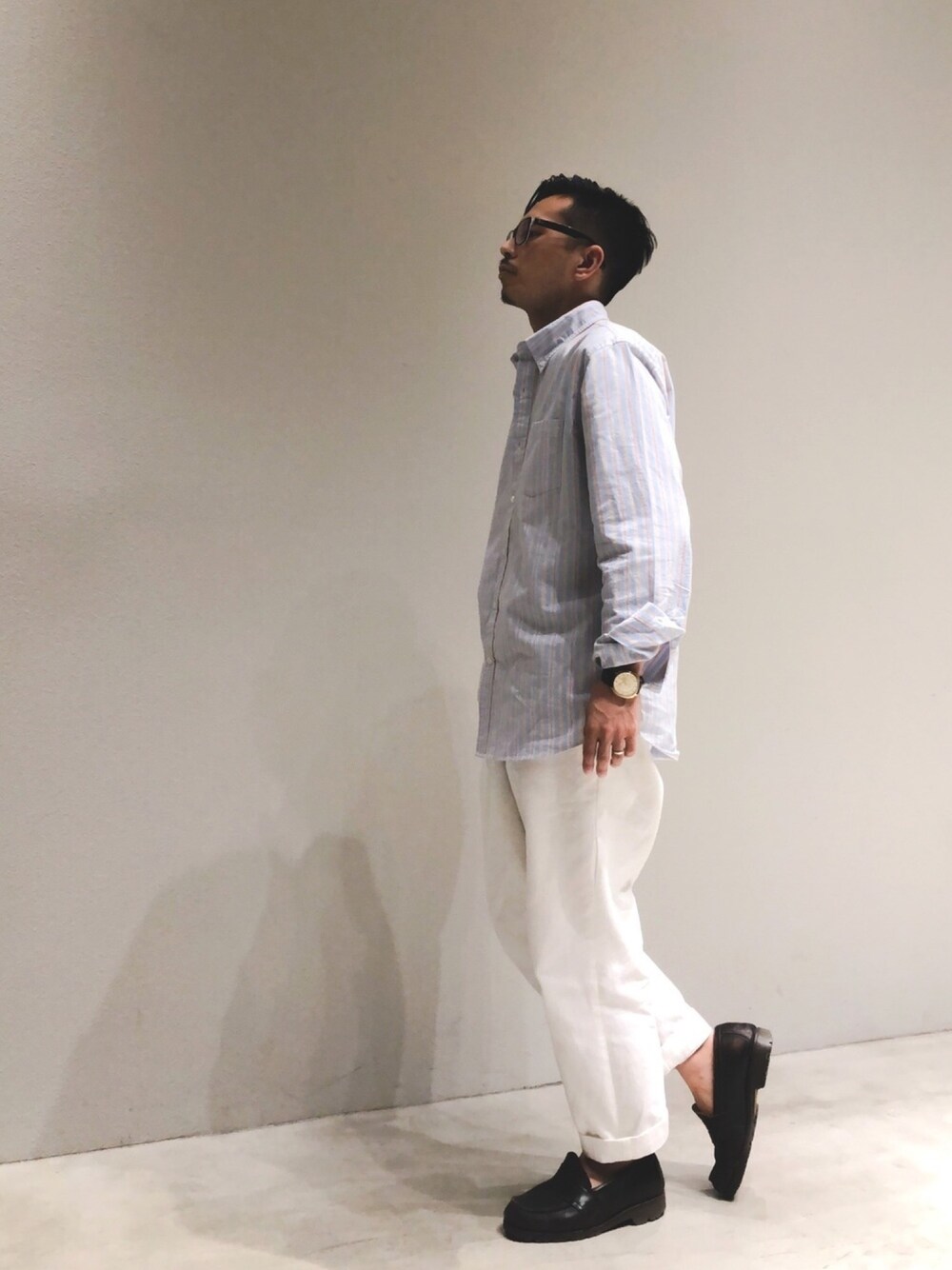 「ホワイトパンツ、ストライプシャツ、オーバーサイズ、テーパードデニム、シャツ好き集まれ」｜「HARVARDのアイテム（シャツ/ブラウス、ブルー系）」を使った、takaさん（メンズ・165cm）の夏コーディネートの1枚目の写真