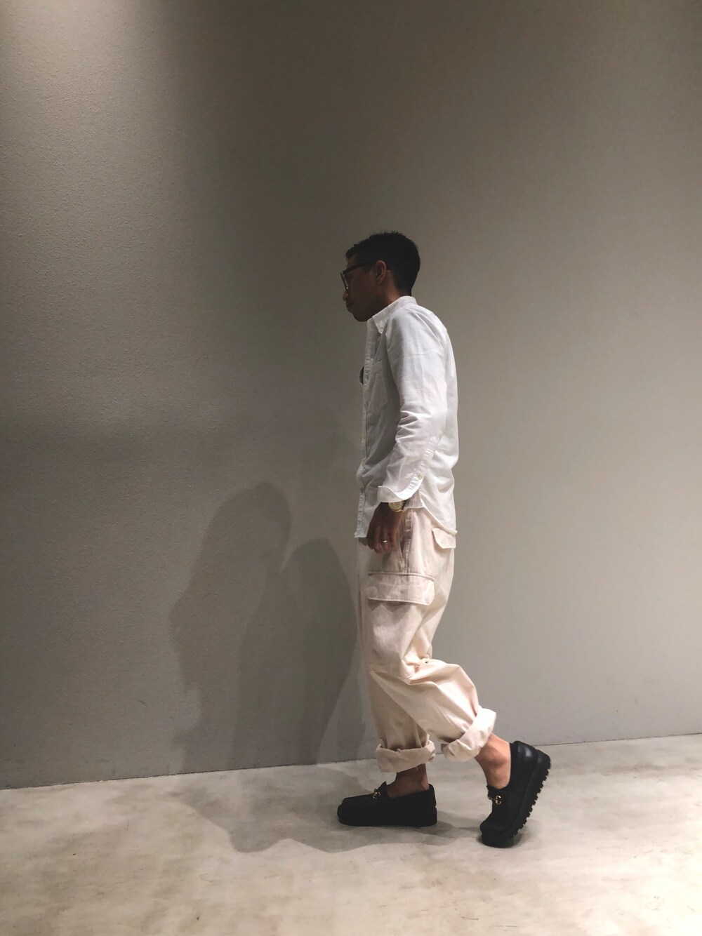 「カーゴパンツ、ホワイト、シンプルコーデ、大人カジュアル、ミリタリー、オールホワイト」｜「Right-onの【BACK NUMBER】オックスフォード長袖シャツ （シャツ/ブラウス、ホワイト系）」を使った、takaさん（メンズ・165cm）の夏コーディネートの1枚目の写真
