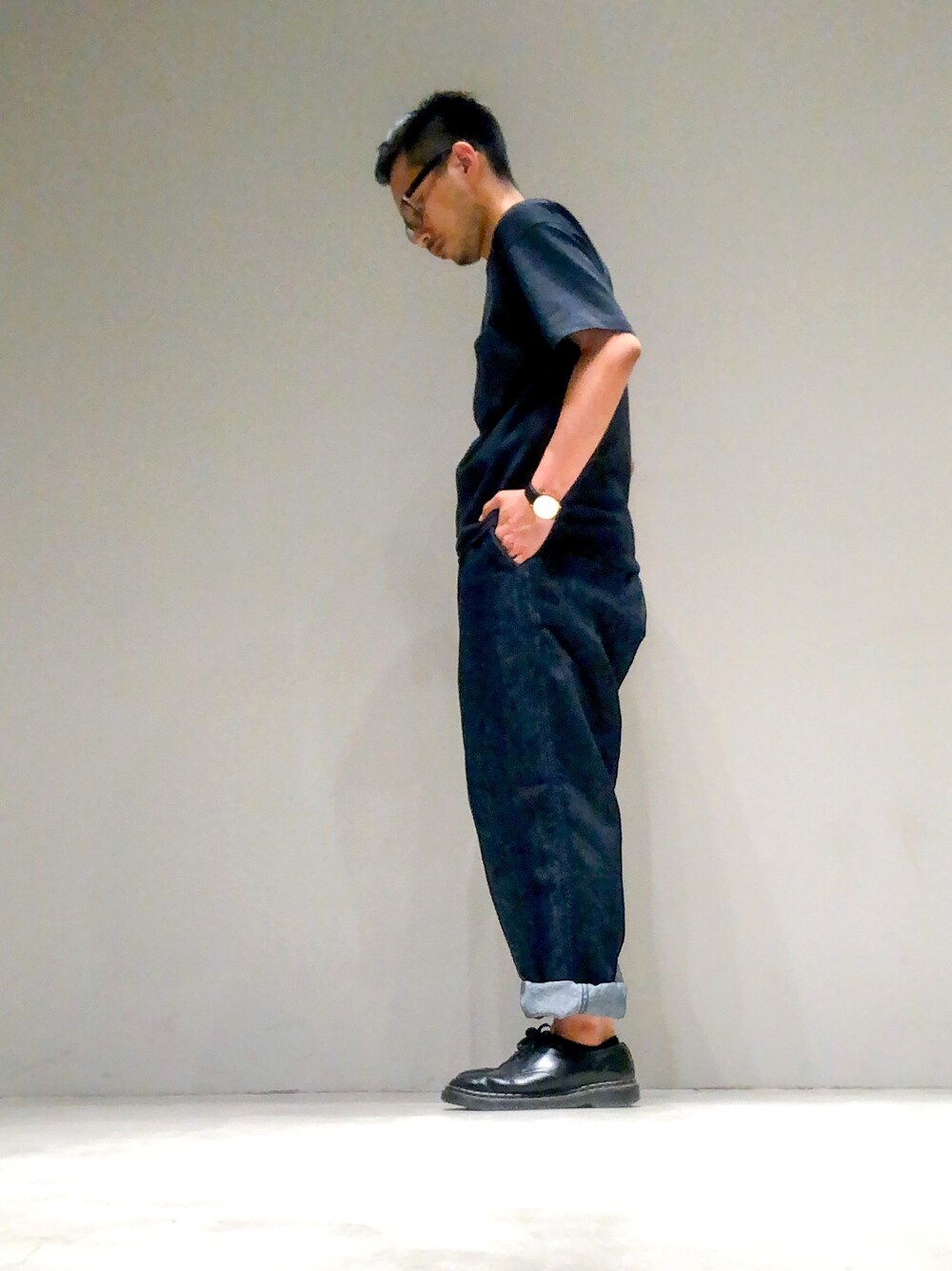 「大人カジュアル、麻デニム、リネン、ワイドパンツ、シンプルコーデ、シンプル」｜「BACK NUMBERのアイテム（Tシャツ/カットソー、ブラック系）」を使った、takaさん（メンズ・165cm）の夏コーディネートの1枚目の写真