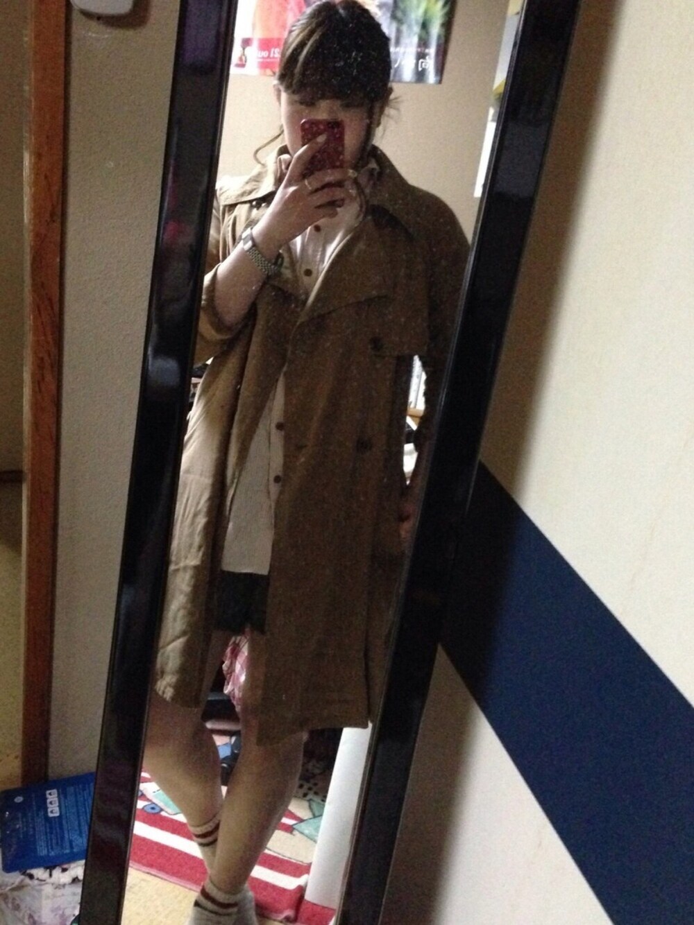 イエロー系のトレンチコート、グリーン系のその他パンツ、ピンク系のシャツ/ブラウスを着用したレディースの春コーディネートの1枚目の写真