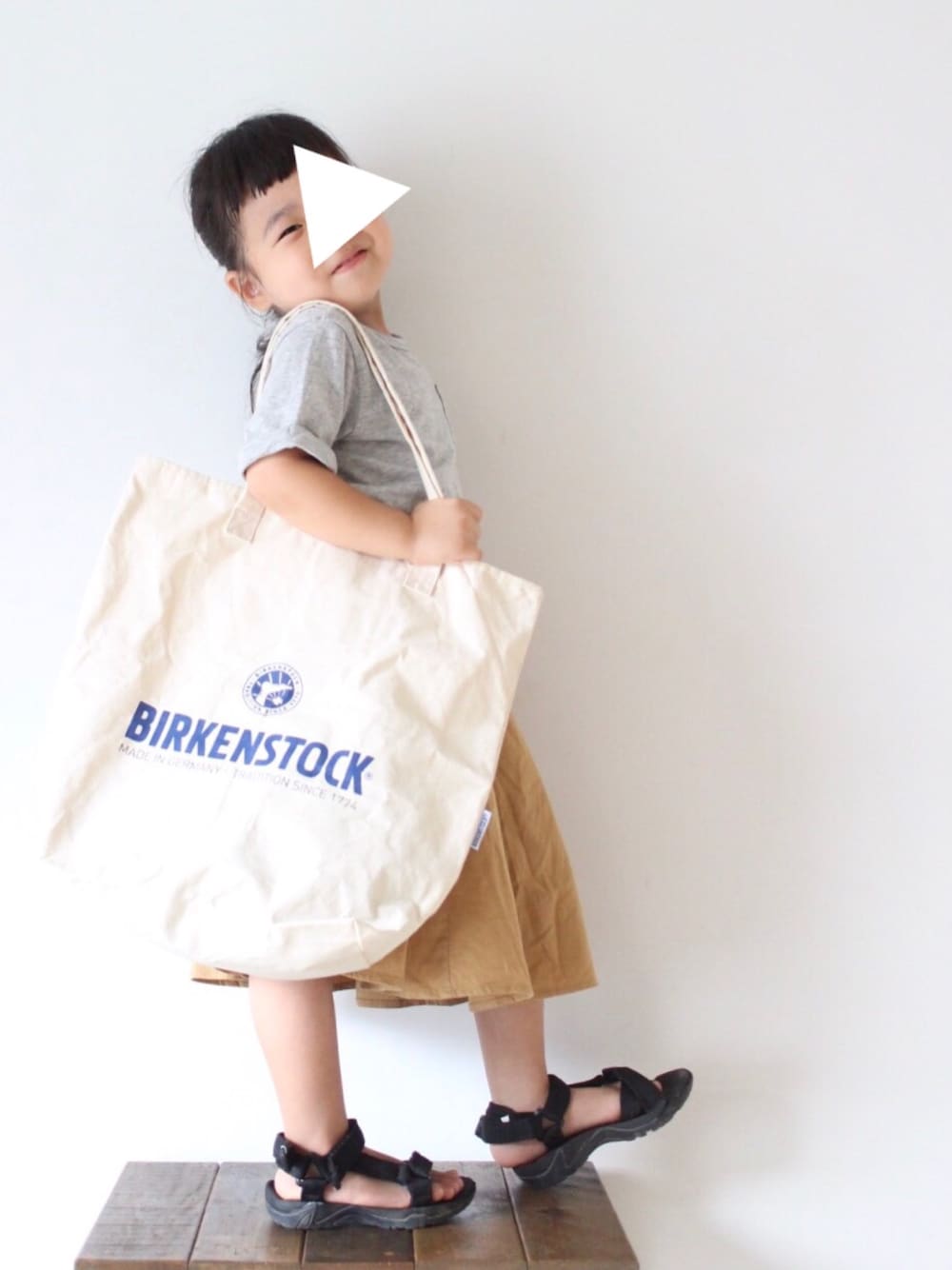 「ドラビッグフェス、無地T、タックイン、スカート、キャメル、スポーツサンダル、集まれ！北関東キッズ★、Tシャツ、ゆるコーデ」｜「RADCHAPのソリッドポケットTシャツ（Tシャツ/カットソー、グレー系）」を使った、teiccoさん（キッズ・90cm）の夏コーディネートの1枚目の写真