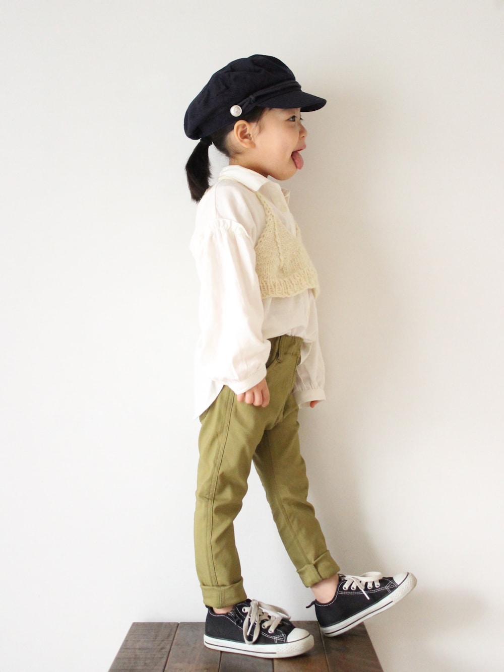 「ビスチェ、ハンドメイド、カーキパンツ、カラーパンツ、キャスケット、白シャツ、春コーデ、スニーカー、集まれ！北関東キッズ★」｜「Handmadeのアイテム（キャミソール、ホワイト系）」を使った、teiccoさん（キッズ・100cm）の冬コーディネートの1枚目の写真