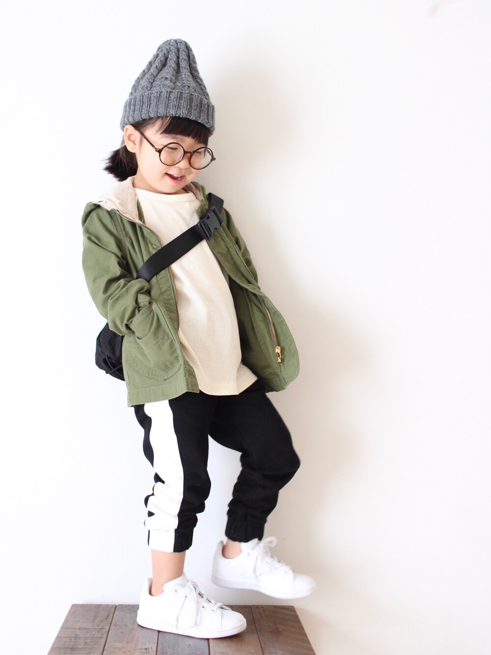 「ラインパンツ、スポーツミックス、マウンテンパーカー、カーキアウター、ワッフル、ニット帽、ハンドメイド、stan smith、めがね、集まれ！北関東キッズ★」｜「RADCHAPのサイドライン切替えロングパンツ（その他パンツ、ブラック系）」を使った、teiccoさん（キッズ・100cm）の冬コーディネートの1枚目の写真