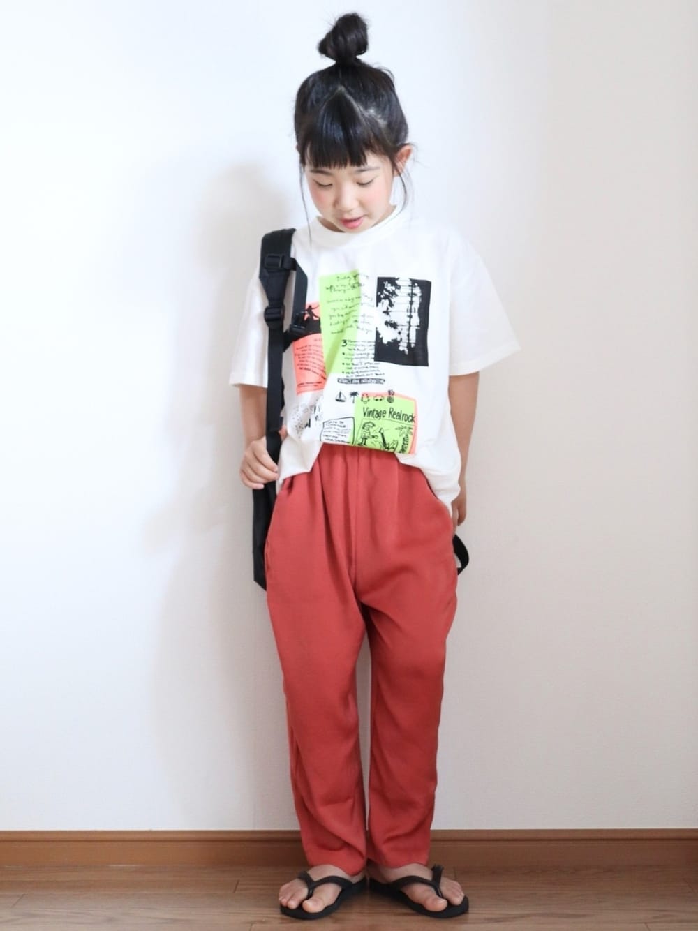 ホワイト系のTシャツ/カットソー、オレンジ系のその他パンツを着用したキッズの夏コーディネートの1枚目の写真