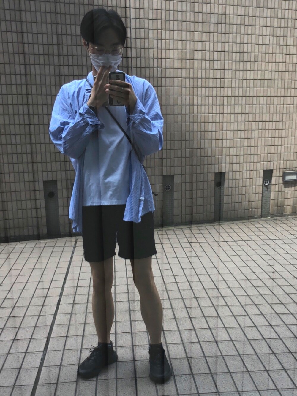 ブルー系のシャツ/ブラウス、ホワイト系のTシャツ/カットソー、ブラック系のその他パンツを着用したメンズの夏コーディネートの1枚目の写真