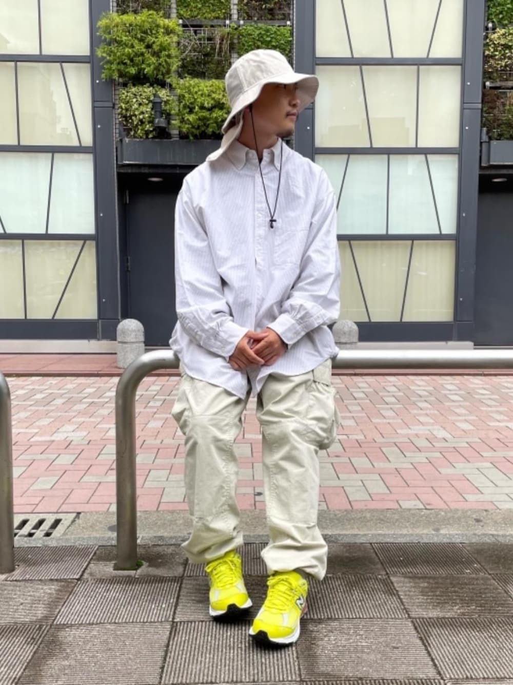 イエロー系のスニーカー、ベージュ系のその他パンツ、グレー系のハットを着用したメンズの夏コーディネートの1枚目の写真