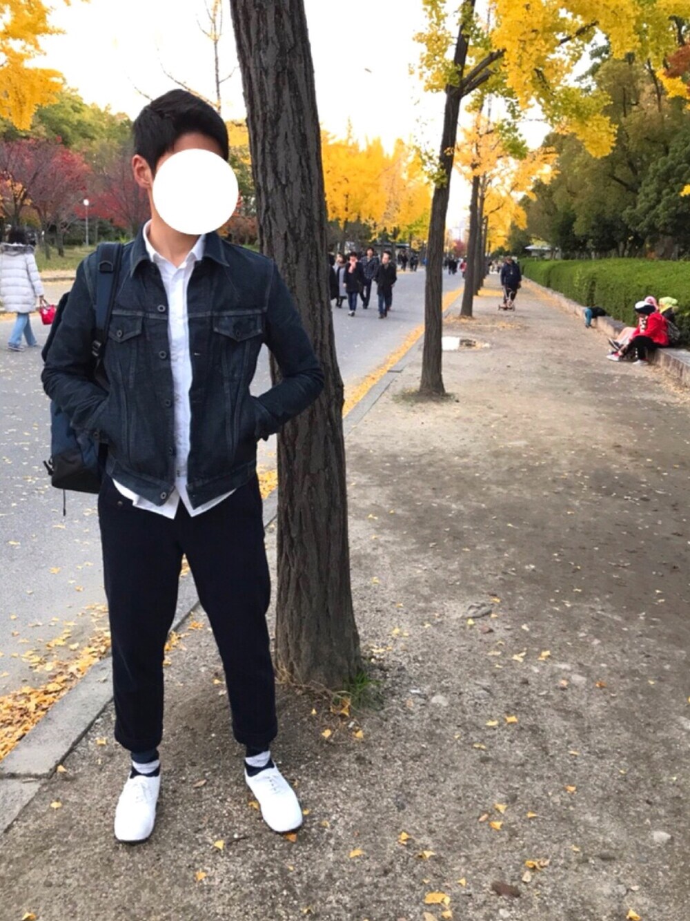 「秋冬、イチョウ並木」｜「Libertadのアイテム（デニムジャケット、ブラック系）」を使った、HEY!!!さん（メンズ・176cm）の秋コーディネートの1枚目の写真
