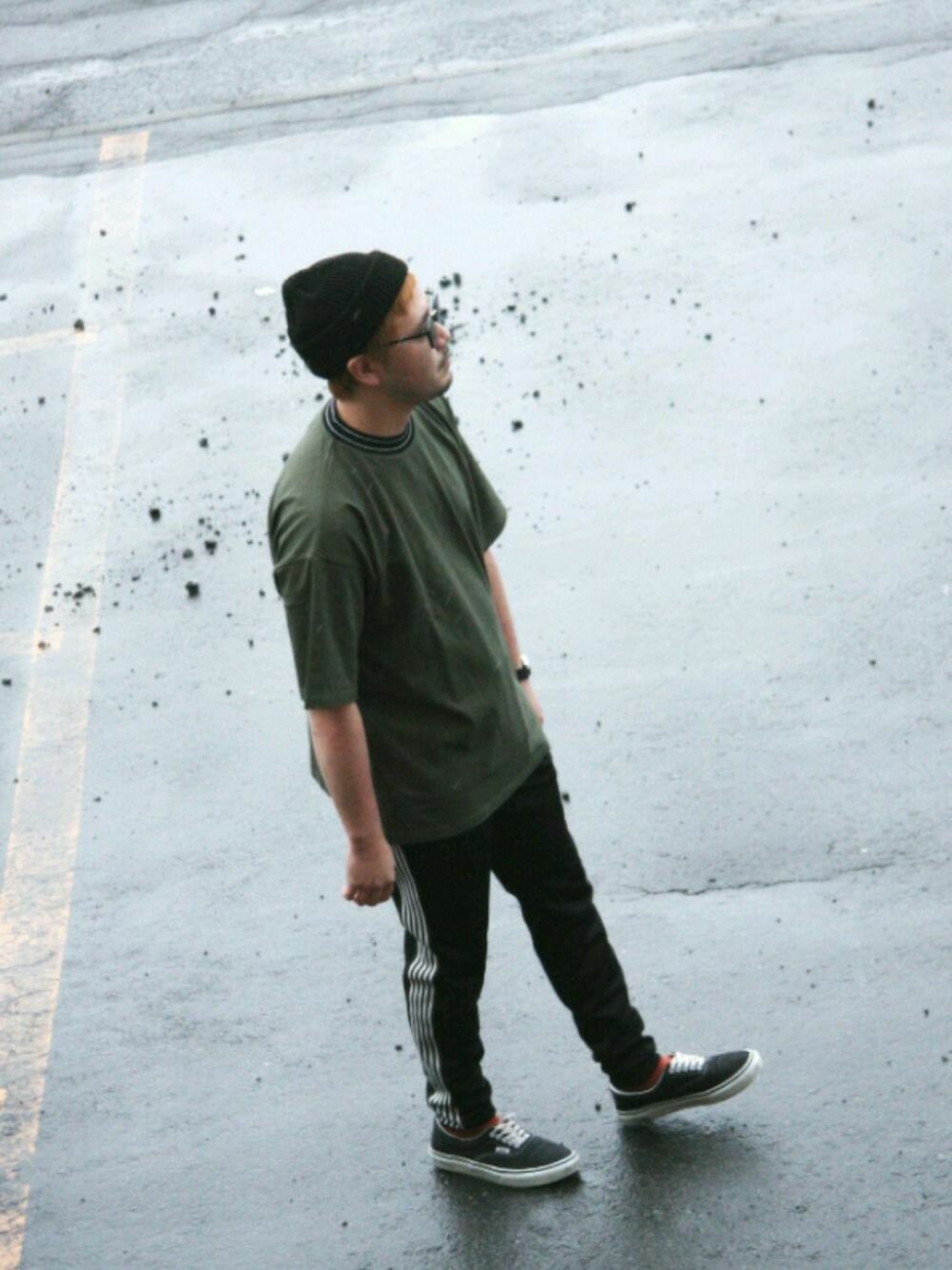 「スニーカー、Tシャツ、大人カジュアル、ジャージ、スポーツミックス、ビーニー、低身長、韓国ファッション、ラインパンツ、はるコーデ」｜「KANGOLの【コラボ】Nilway×KANGOL　トリコットテーパードイージーラインパンツ（その他パンツ、ブラック系）」を使った、STAFF Sさん（メンズ・163cm）の春コーディネートの1枚目の写真