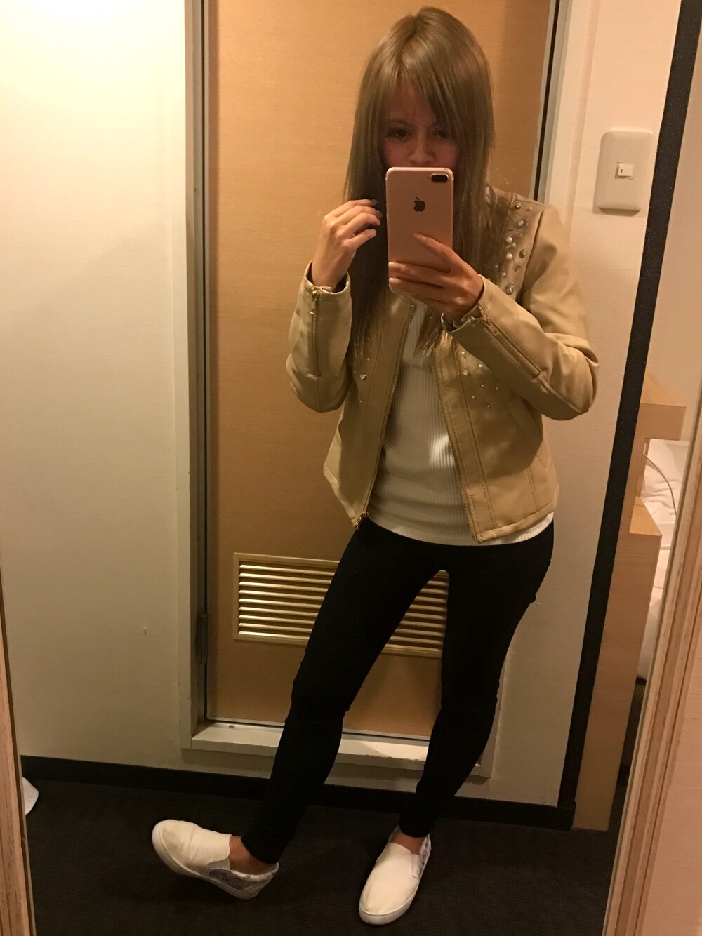 「シンプルコーデ、スキニー」｜「DaTuRAのアイテム（ライダースジャケット、ベージュ系）」を使った、たこ姫さん（レディース・148cm）の春コーディネートの1枚目の写真