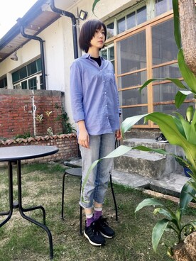 「H&M（エイチ・アンド・エム）のアイテム（シャツ/ブラウス、ブルー系）」を使った、劉劉&七子さんの冬コーディネート
