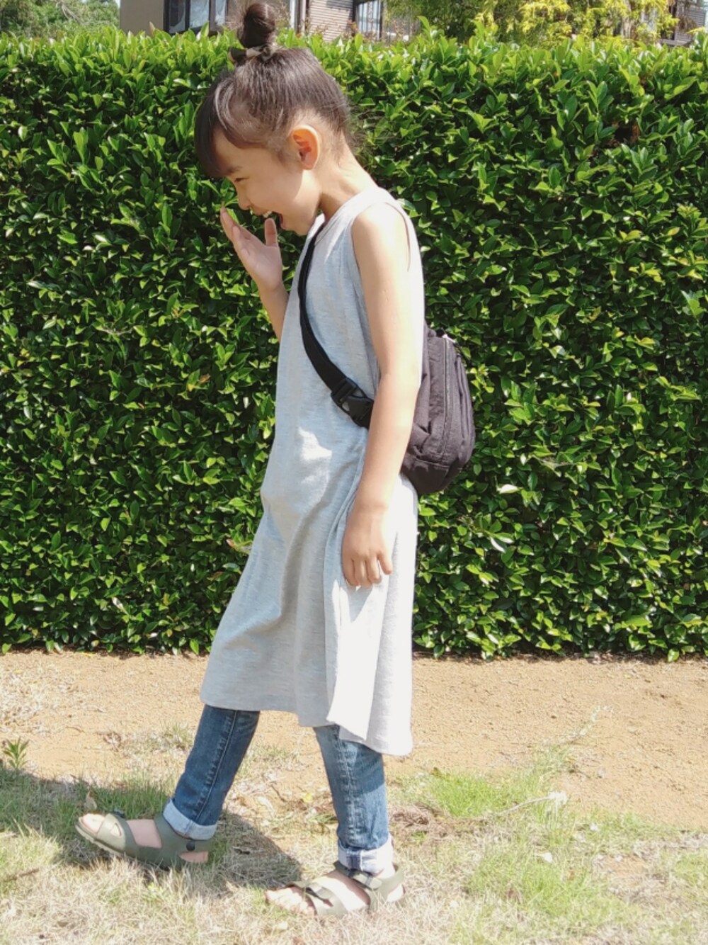 「5歳、キッスコーデ、キッズファッション、ワンピース、グレー×ブラック、jansport、ドラフトフリークス、おだんごヘアー」｜「JANSPORTのJANSPORT/ジャンスポーツ FIFTH AVENUE                    （ボディバッグ/ウエストポーチ、ブラック系）」を使った、chipurikaさん（キッズ・110cm）の夏コーディネートの1枚目の写真