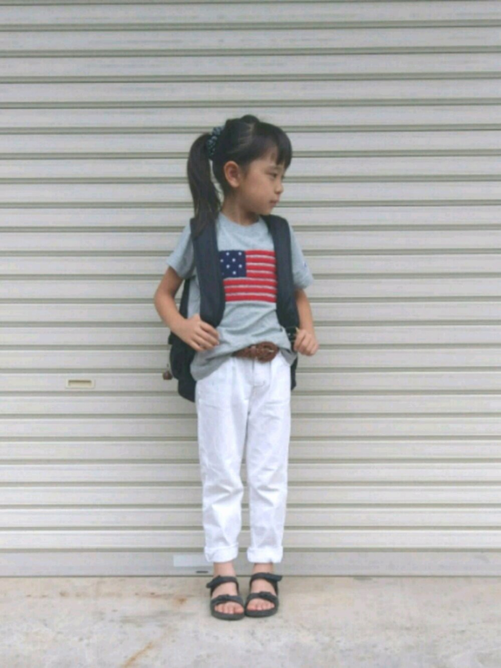 「5歳、キッズコーデ、キッズファッション、ラフコーデ、グレー×ホワイト、GU、ポニーテール」｜「FREAK'S STOREのChampion/チャンピオン 別注USフラッグサガラ刺繍Ｔシャツ（Tシャツ/カットソー、グレー系）」を使った、chipurikaさん（キッズ・110cm）の夏コーディネートの1枚目の写真