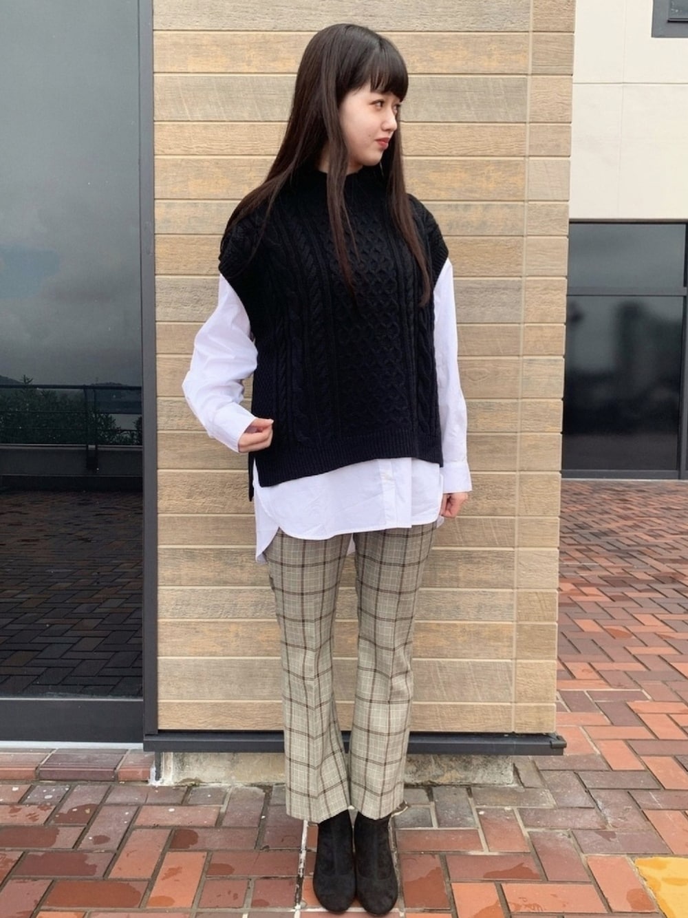「ベスト、ベスト×シャツ、パンツスタイル、ブーツ、秋のコーデ、プチプラ、プチプラコーデ、ニットベスト、チェック柄に恋してる、earth music&ecology」｜「earth music&ecologyのSET2点ケーブルニットベスト+シャツ（シャツ/ブラウス、ブラック系）」を使った、か ほさん（レディース・163cm）の秋コーディネートの1枚目の写真
