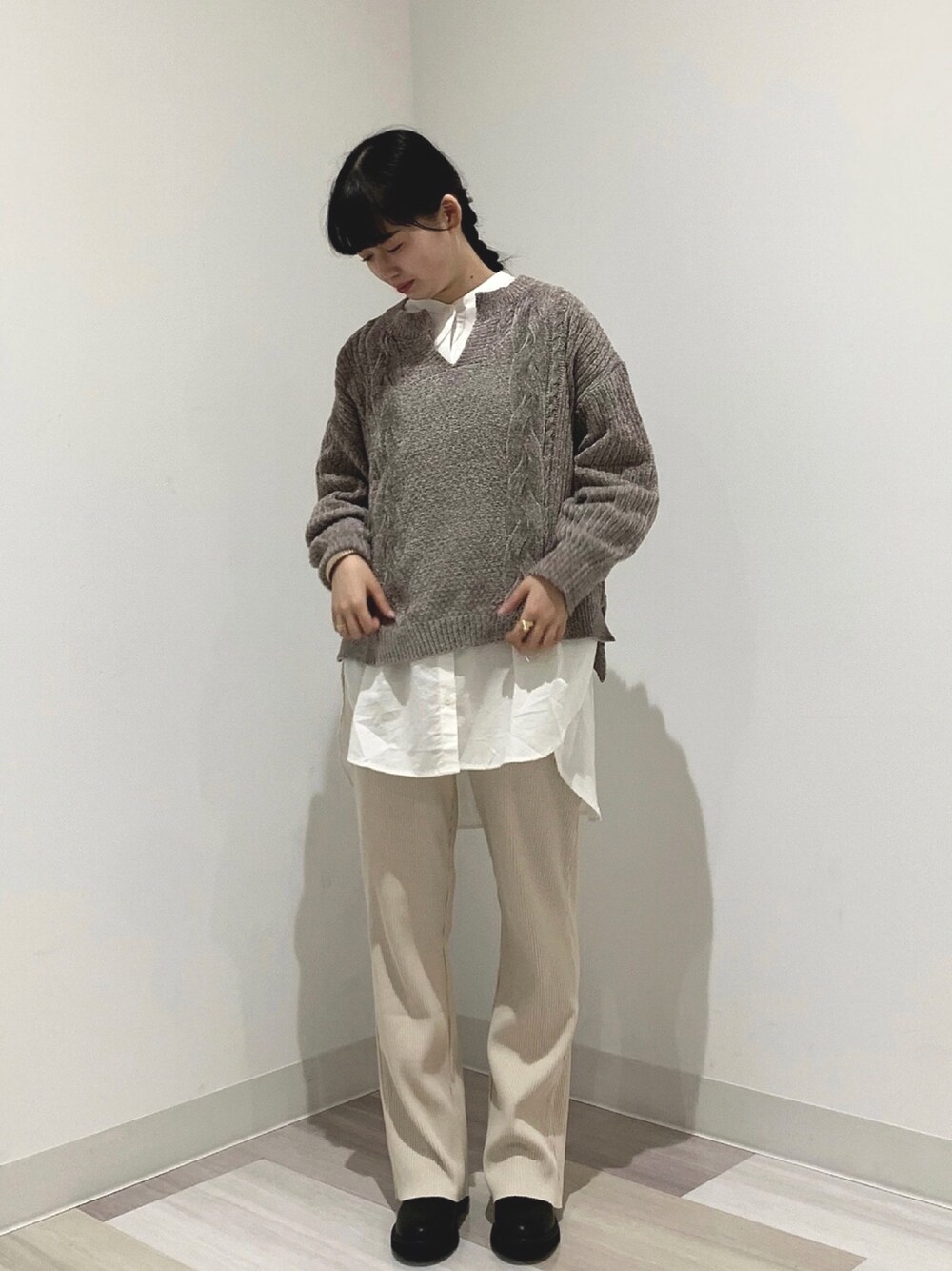 「ベロアモール、ニット、ケーブルニット、バンドカラーシャツ、レイヤードスタイル、冬コーデ、シンプルコーデ、プチプラ、earth music&ecology」｜「earth music&ecologyのバンドカラーシャツチュニック ＊（シャツ/ブラウス、ホワイト系）」を使った、か ほさん（レディース・163cm）の秋コーディネートの1枚目の写真