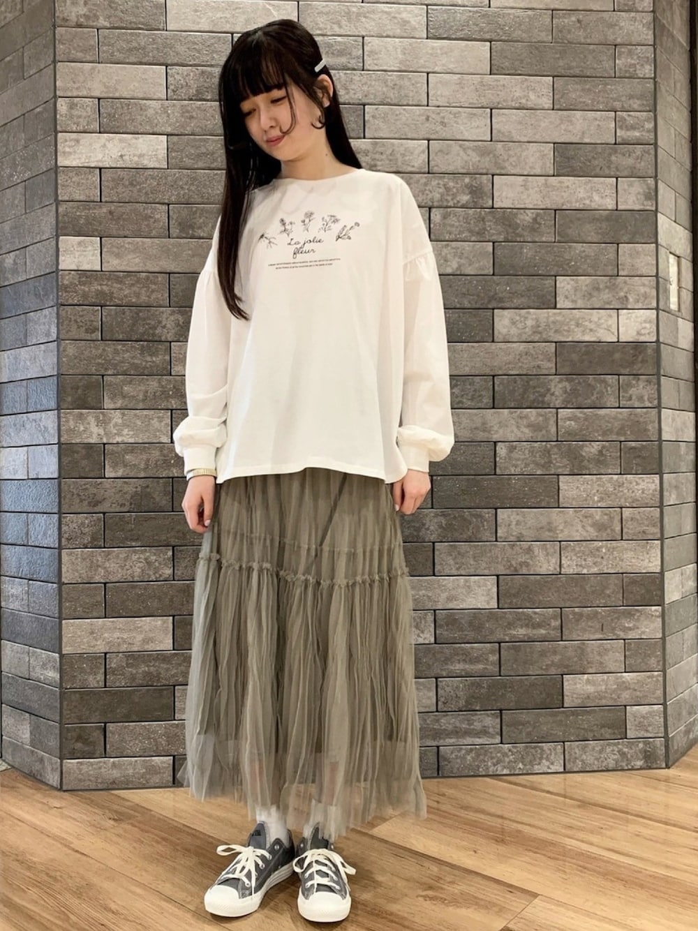 「ロゴT、チュールスカート、コンバース、春めきシューズ、春コーデ、パステル映える春、プチプラ、earth music&ecology」｜「earth music&ecologyのフラワーロゴプルオーバー ＊（Tシャツ/カットソー、ホワイト系）」を使った、か ほさん（レディース・163cm）の春コーディネートの1枚目の写真