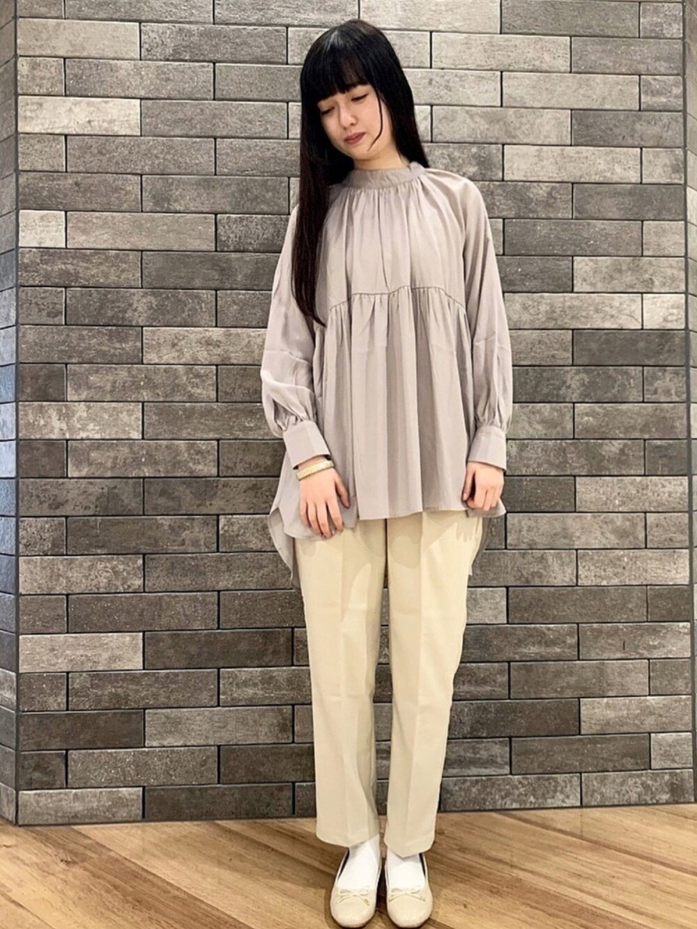 「バックリボン、チュニック、カラーパンツ、テーパードパンツ、春めきシューズ、バレエシューズ、春コーデ、プチプラ、earth music&ecology」｜「earth music&ecologyのバックリボンギャザーチュニック（Tシャツ/カットソー、パープル系）」を使った、か ほさん（レディース・163cm）の春コーディネートの1枚目の写真