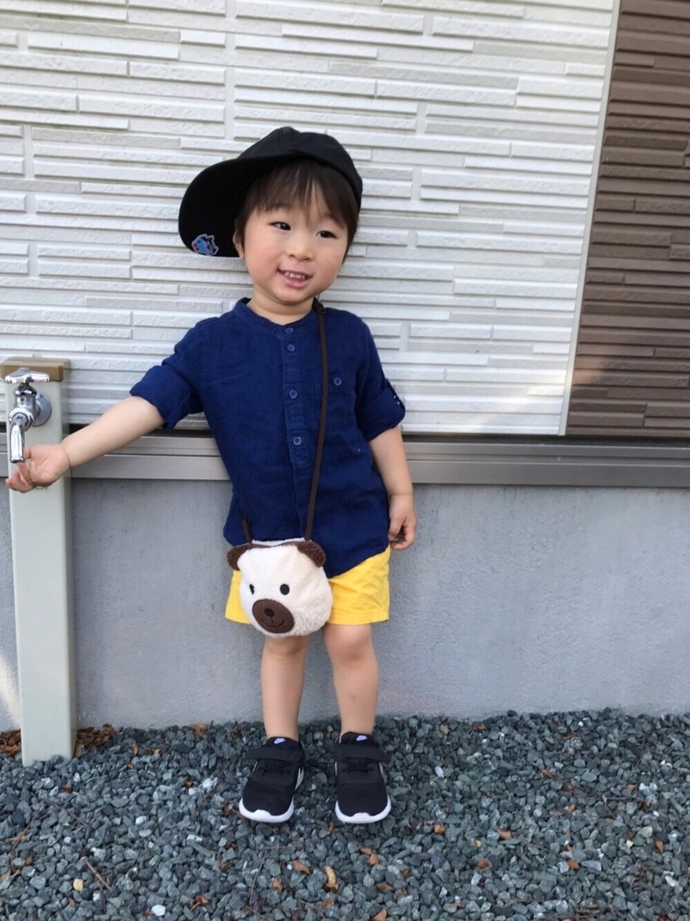「キッズファッション、プチプラ、男の子、ギャップ、ドラフトギャップ、2歳、イエロー×ネイビー、ショートパンツ、ナイキ、キャップ」｜「H&Mのアイテム（シャツ/ブラウス、ブルー系）」を使った、toooomさん（キッズ・90cm）の夏コーディネートの1枚目の写真