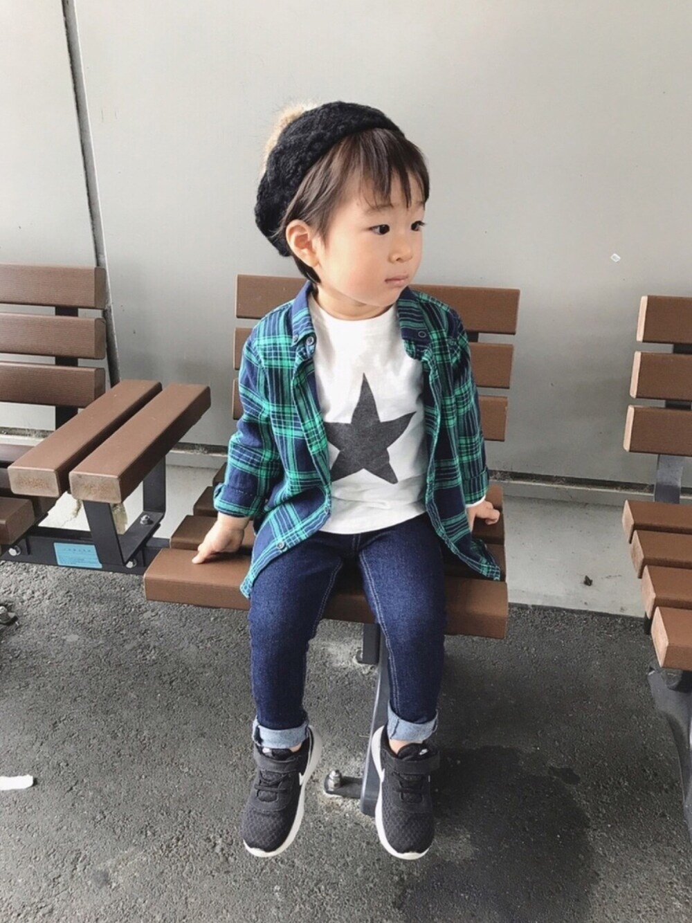「キッズコーデ、チェックシャツ、星柄、グリーン、スキニーデニム、シャツスタイル、ベレー帽、ナイキ、2歳5ヶ月」｜「nextのアイテム（Tシャツ/カットソー、ホワイト系）」を使った、toooomさん（キッズ・90cm）の秋コーディネートの1枚目の写真