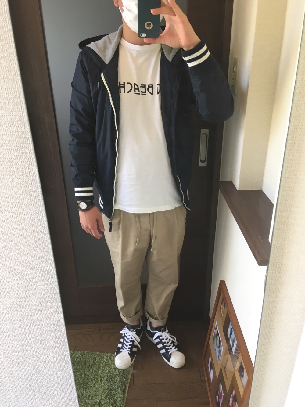 「シンプルコーデ、カジュアルコーデ、ラフ、Tシャツ、プチプラコーデ、ネイビー」｜「RAGEBLUEのロゴプリントTシャツ/756613（Tシャツ/カットソー、ホワイト系）」を使った、masa.ncoさん（メンズ・168cm）の春コーディネートの1枚目の写真