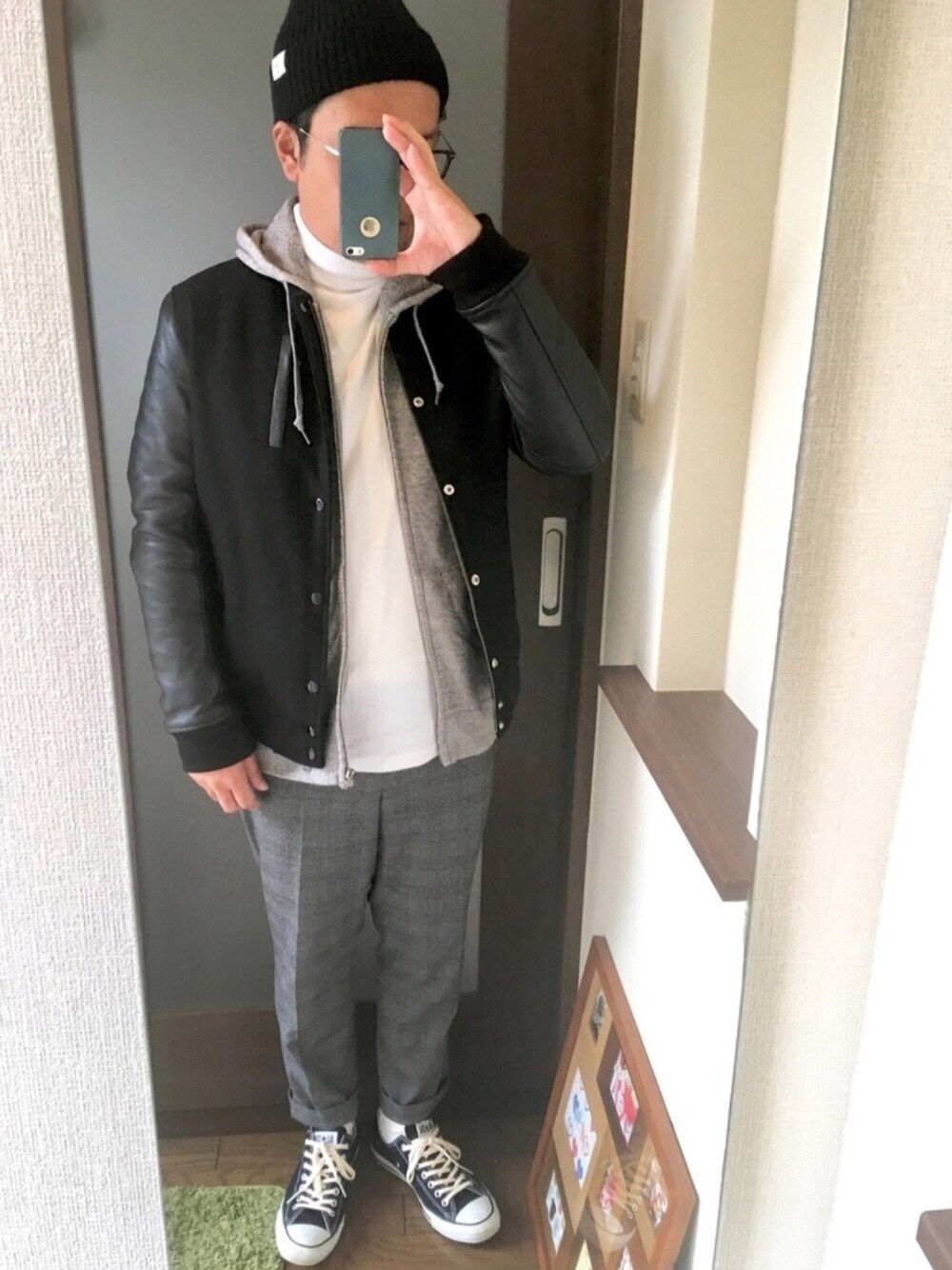 「冬コーデ、秋冬コーデ、レイヤードスタイル、ライダース、モノトーン、黒、スタジャン、カジュアルコーデ、ユニクロ、コンバース」｜「TopIsmのワッチ リブ編み タグ付きニット帽 ニットキャップ 男女兼用（ニットキャップ/ビーニー、ブラック系）」を使った、masa.ncoさん（メンズ・168cm）の冬コーディネートの1枚目の写真