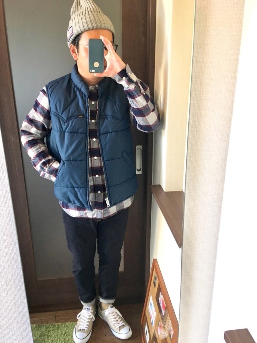 「冬、シンプルコーデ、スニーカー、古着MIX、デニム、プチプラ、古着、チェックシャツ、ダウンベスト、zozoデニム」｜「BEN DAVISのBEN DAVIS/USAニットキャップ（ニットキャップ/ビーニー、グレー系）」を使った、masa.ncoさん（メンズ・168cm）の冬コーディネートの1枚目の写真