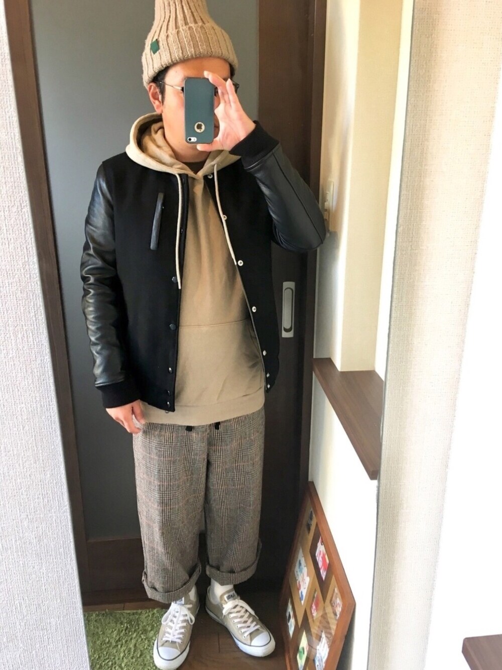 「きれいめカジュアル、スニーカー、スウェット、ワイドパンツ、プチプラコーデ、ニット帽、休日スタイル、スタジャン、ライダース、ベージュ」｜「GUのアイテム（ニットキャップ/ビーニー、ベージュ系）」を使った、masa.ncoさん（メンズ・168cm）の冬コーディネートの1枚目の写真