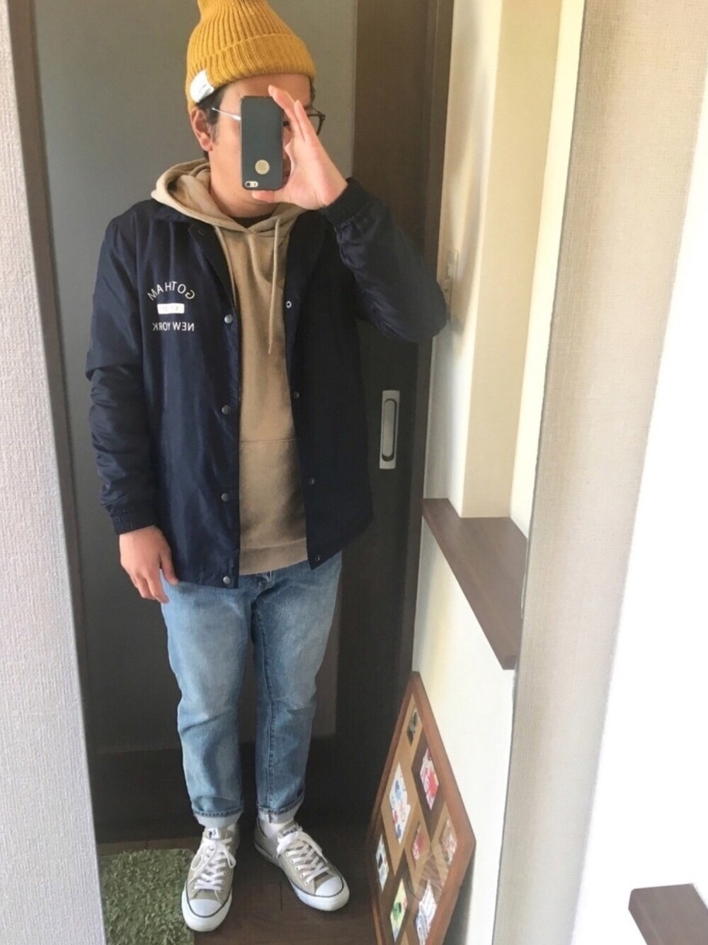 「シンプルコーデ、カジュアル、street、デニムパンツ、zozoデニム、コーチジャケット、ベージュ、ニット帽、コンバース」｜「CABALLEROのキャバレロ ニット帽 CABALLERO MILITARY WATCH KNIT TAG タグ付き（ニットキャップ/ビーニー、イエロー系）」を使った、masa.ncoさん（メンズ・168cm）の冬コーディネートの1枚目の写真