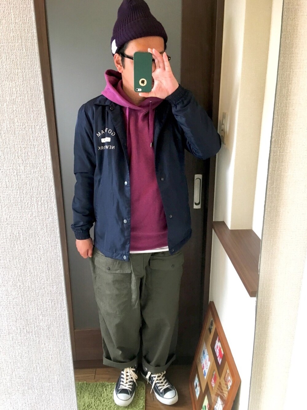 「スニーカーコーデ、ストリートMIX、コーチジャケット、古着コーデ、カーキ、ミリタリー、カジュアル、ユニクロ、パーカー」｜「CABALLEROのキャバレロ ニット帽 CABALLERO MILITARY WATCH KNIT TAG タグ付き（ニットキャップ/ビーニー、パープル系）」を使った、masa.ncoさん（メンズ・168cm）の春コーディネートの1枚目の写真