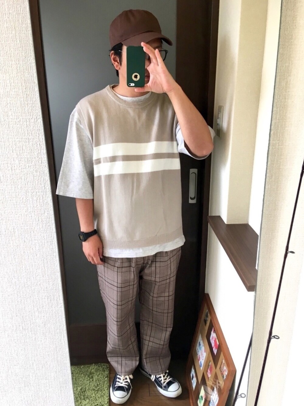 グレー系のTシャツ/カットソー、ベージュ系のニット/セーター、ブラウン系のその他パンツを着用したメンズの夏コーディネートの1枚目の写真